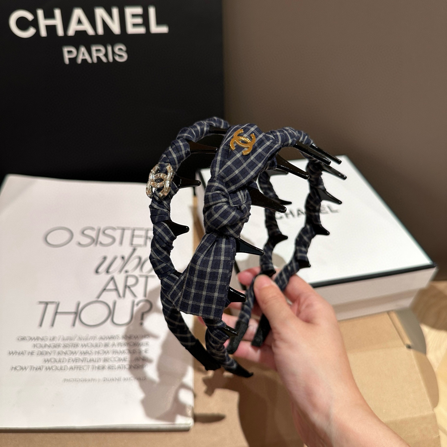 NO:619312,P Comes with a packaging box. Chanel’s latest small plaid headband, super pretty!  Full of celebrity style, a must-have for little fairies...hairpins, hairpins, chanel, chanel, hairpins19860909P 配包装盒 Chanel (香奈儿)最新款小香格子发箍,超级好看！名媛范儿十足,小仙女必备…发夹,发夹,chanel,chanel,hairpins,accessory