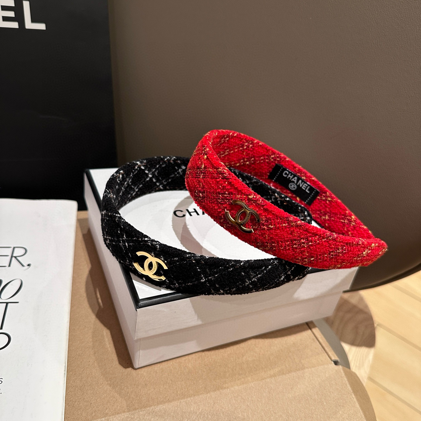 NO:619314,P Comes with a packaging box. Chanel's latest small scented headband, new for autumn and winter!  Super pretty!  Full of celebrity style, a must-have for little fairies...hairpins, hairpins, chanel, chanel, hairpins19860909P 配包装盒 Chanel (香奈儿)最新款小香发箍,秋冬新品！超级好看！名媛范儿十足,小仙女必备…发夹,发夹,chanel,chanel,hairpins,accessory
