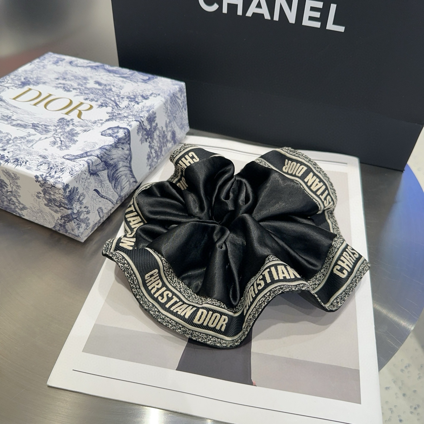 NO:619317,P Comes with packaging box Dior's new D-style extra large hair tie, simple and versatile, fashionable item, a must-have hairpin for young ladies, hairpins, dior, dior, dior, hairpins19860909P 配包装盒 Dior（迪奥）新款D家超大发圈,简单又百搭,时尚单品 小姐姐必备发夹,发夹,dior,dior,dior,hairpins,accessory