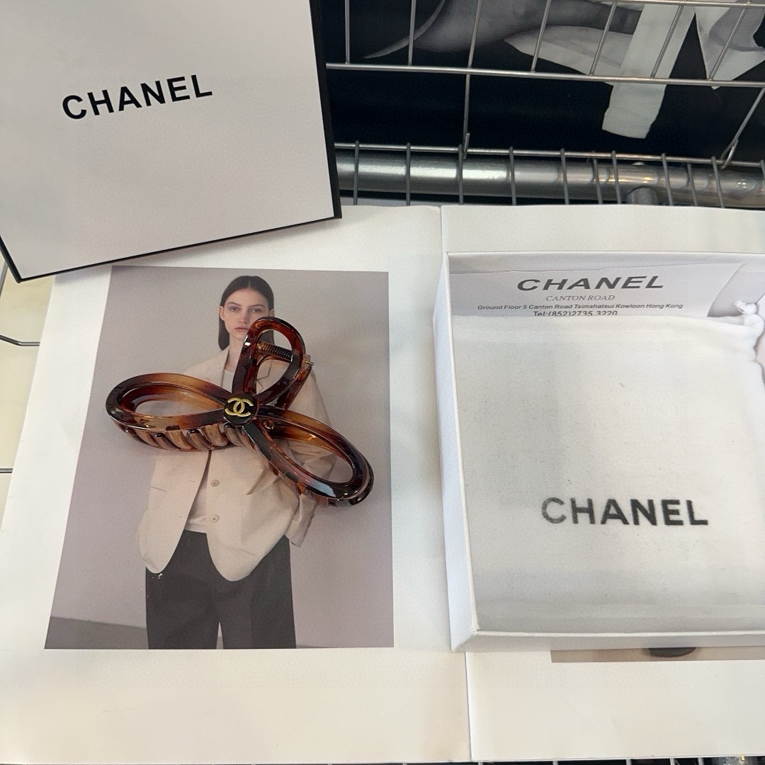 NO:619110,P Comes with a packaging box. Chanel’s latest small fragrance gripper, super pretty!  Full of celebrity style, a must-have for little fairies...hairpins, hairpins, chanel, chanel, hairpins19860909P 配包装盒 Chanel (香奈儿)最新款小香抓夹,超级好看！名媛范儿十足,小仙女必备…发夹,发夹,chanel,chanel,hairpins,accessory
