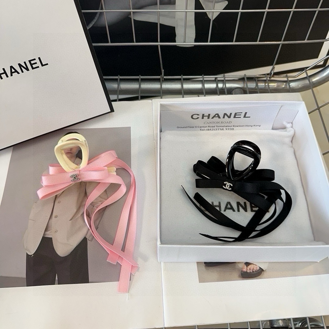 NO:619114,P Comes with a packaging box. Chanel's latest small fragrance gripper, fashionable and trendy, full of celebrity style!  The real thing looks better, a must-have for little fairies...hairpins, hairpins, chanel, chanel, hairpins19860909P 配包装盒 Chanel (香奈儿)最新款小香抓夹,时尚潮品,名媛范儿十足！实物更好看,小仙女必备…发夹,发夹,chanel,chanel,hairpins,accessory