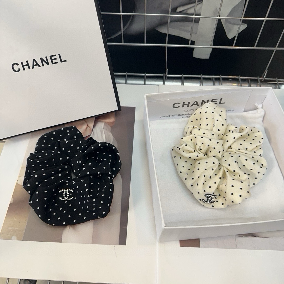 NO:619321,P Comes with packaging box Chanel's latest small shampoo dot hair tie, simple and practical, fashionable and trendy!  A must-have for little fairies...hairpins, hair clips, chanel, chanel, hairpins19860909P 配包装盒 Chanel (香奈儿)最新小香波点发圈 简单实用,时尚潮流！小仙女必备…发夹,发夹,chanel,chanel,hairpins,accessory