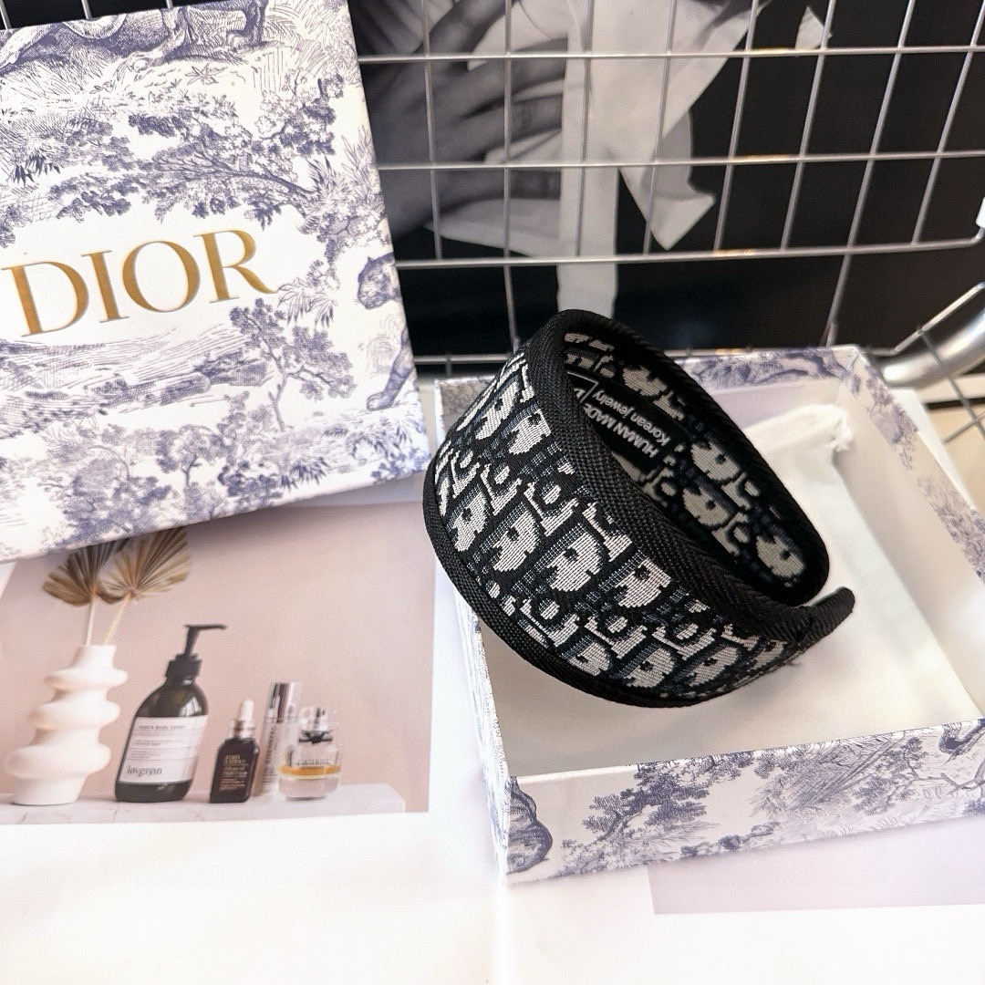 NO:619327,Comes with packaging box Dior D letter headband, classic D pattern, fashionable and versatile!  Simple and practical, hairpins, hair clips, dior, dior, dior, hairpins are a must-have for young ladies.19860909配包装盒 Dior（迪奥）D家字母发箍,经典D字纹,时尚又百搭！简单实用 小姐姐必备发夹,发夹,dior,dior,dior,hairpins,accessory