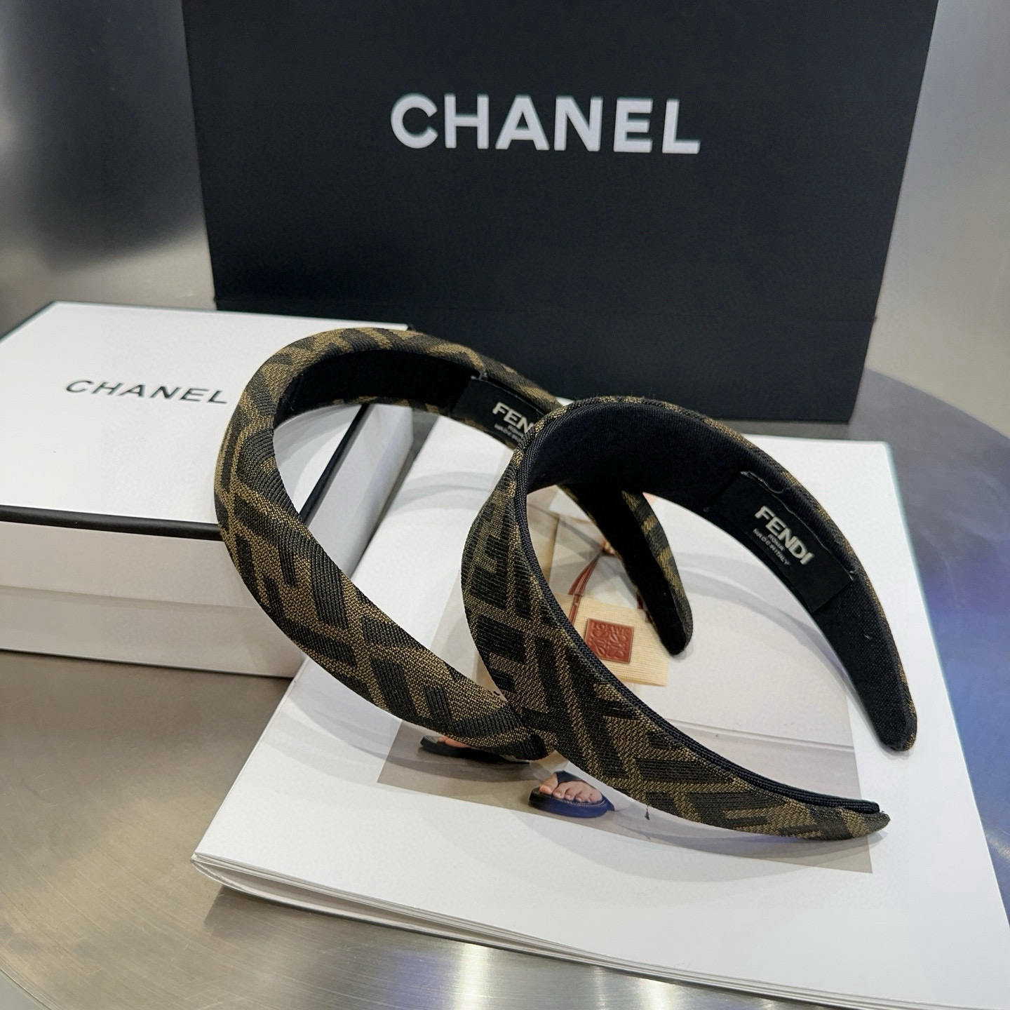 NO:619353,P Comes with a packaging box FENDI F headband, with a retro temperament, simple and versatile!  The young lady closed her eyes and entered... 'hairpins, hairpins, fendi, fendi, hairpins19860909P 配包装盒 FENDI（芬迪）F发箍,复古气质美,简约百搭！小姐姐闭眼入… ＇发夹,发夹,fendi,fendi,hairpins,accessory