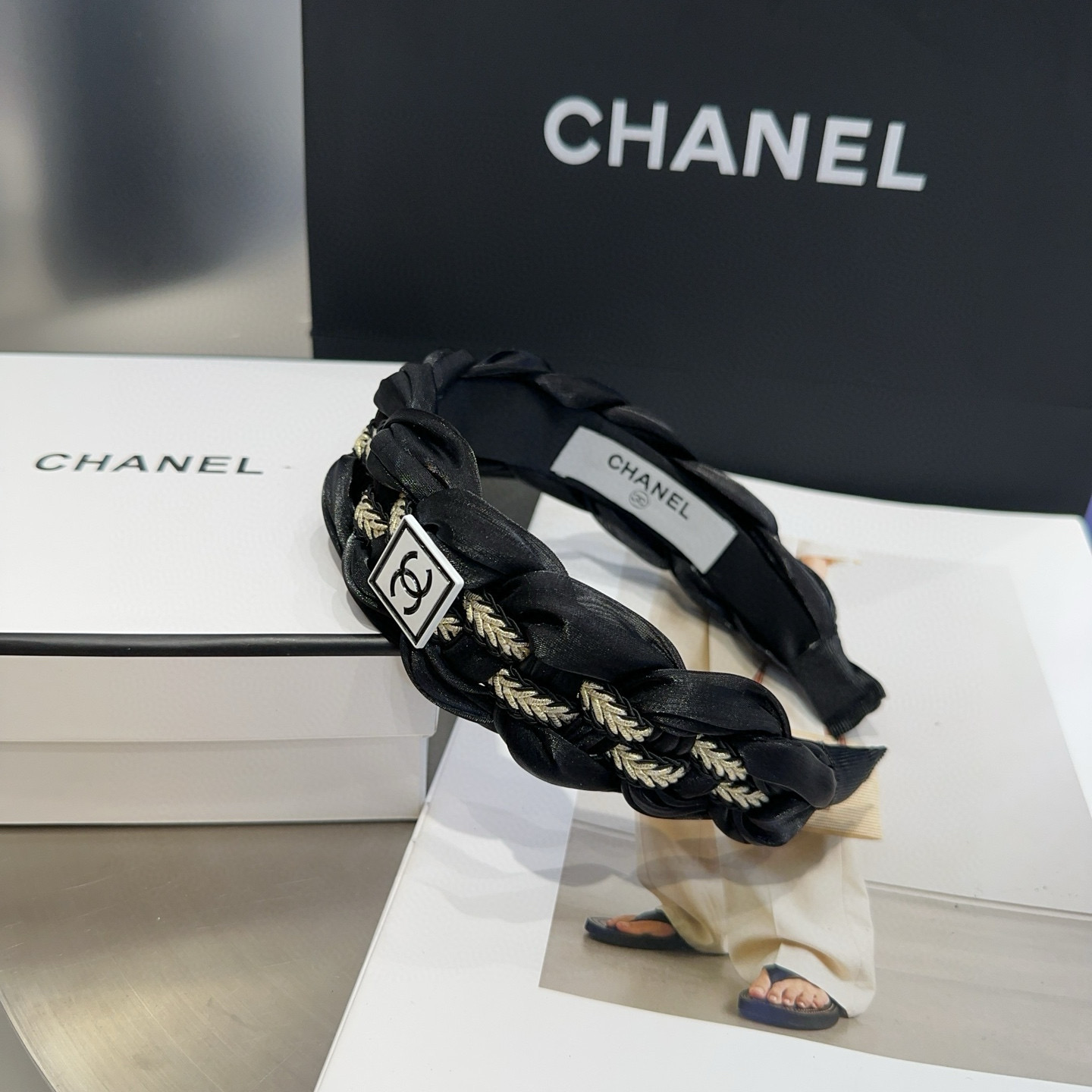 NO:619368,P Comes with a packaging box. Chanel's latest small and popular style wide-brimmed headband, super beautiful!  Full of celebrity style, a must-have for little fairies...hairpins, hairpins, chanel, chanel, hairpins19860909P 配包装盒 Chanel (香奈儿)最新款小香爆款宽边发箍,超级好看！名媛范儿十足,小仙女必备…发夹,发夹,chanel,chanel,hairpins,accessory