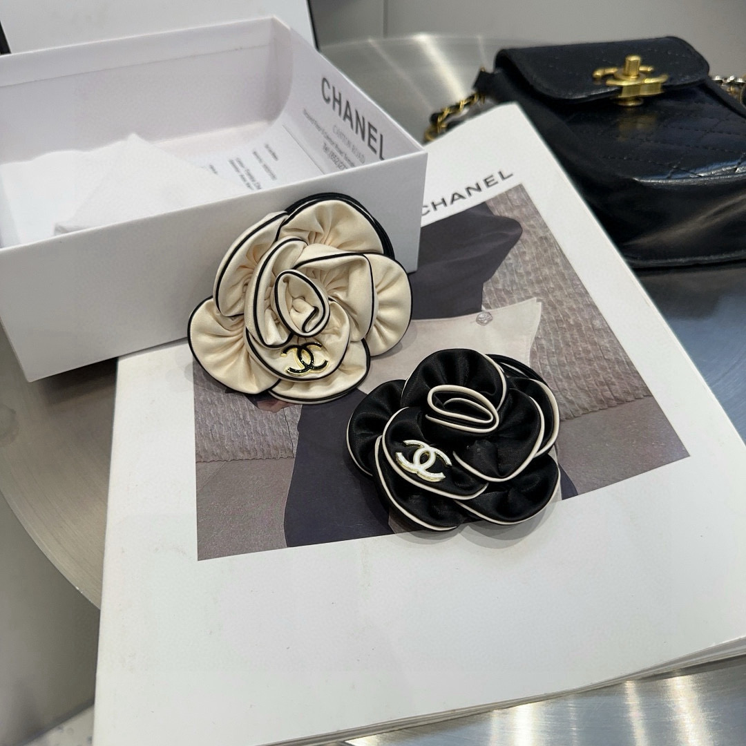 NO:619359,P Comes with packaging box Chanel's latest small fragrant camellia hair tie, simple and practical, fashionable and trendy!  A must-have for little fairies...hairpins, hair clips, chanel, chanel, hairpins19860909P 配包装盒 Chanel (香奈儿)最新小香山茶花发圈 简单实用,时尚潮流！小仙女必备…发夹,发夹,chanel,chanel,hairpins,accessory