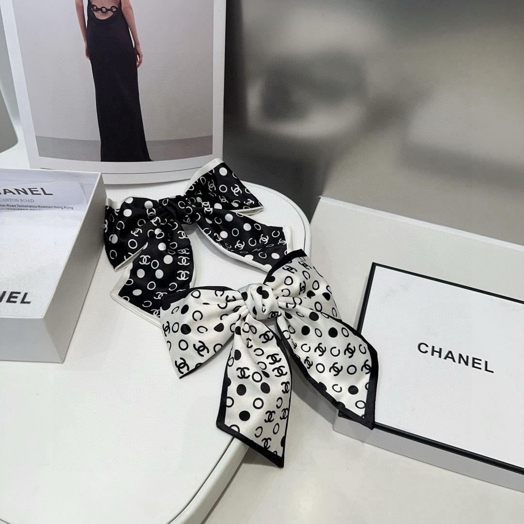 NO:619364,P Comes with a packaging box. Chanel's latest small and popular spring hairpin, super pretty!  Full of celebrity style, a must-have for little fairies...hairpins, hairpins, chanel, chanel, hairpins19860909P 配包装盒 Chanel (香奈儿)最新款小香爆款弹簧发夹,超级好看！名媛范儿十足,小仙女必备…发夹,发夹,chanel,chanel,hairpins,accessory
