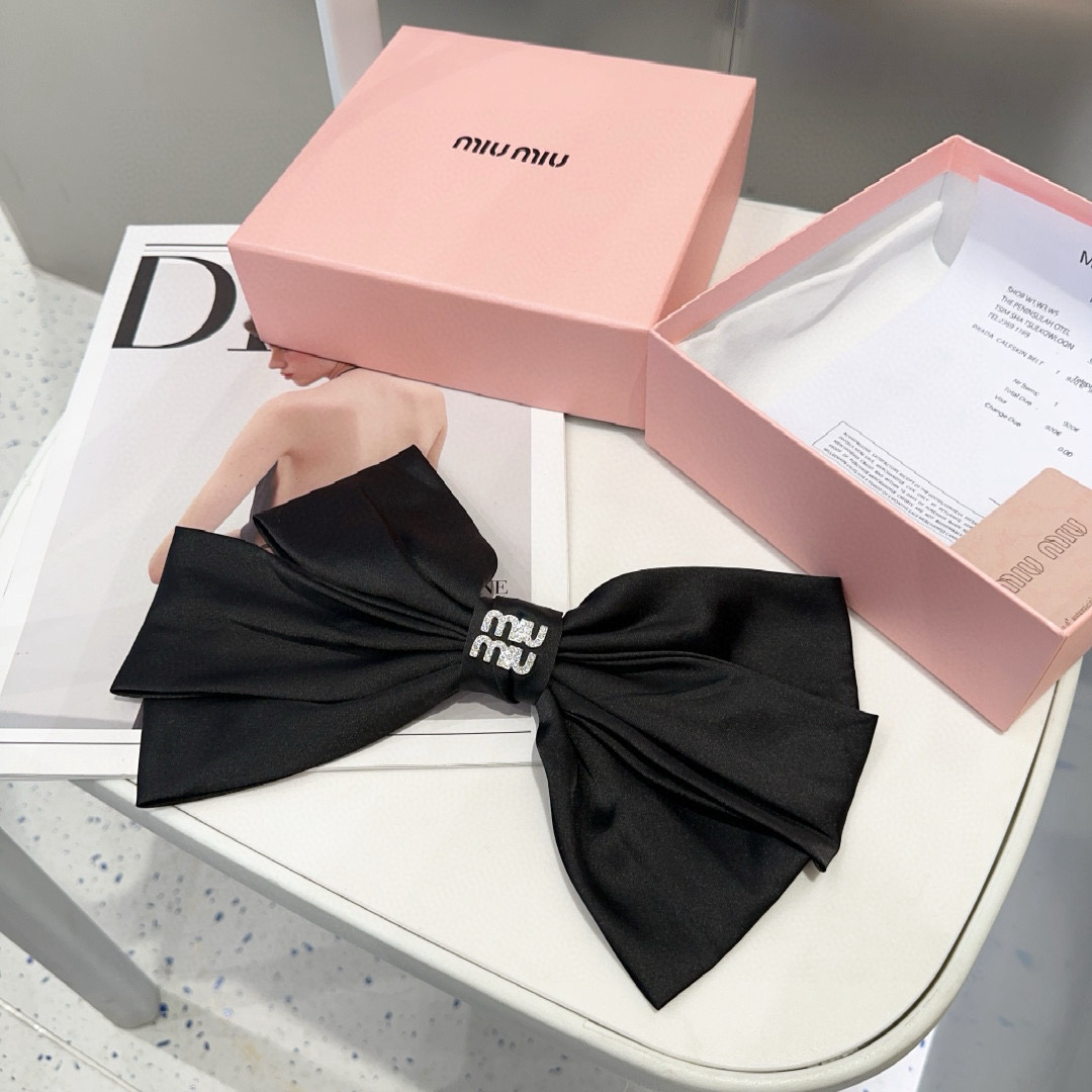 NO:619126,P Comes with packaging box miumiu's new spring top clip, simple and elegant, full of ladylike style, very worth buying!  hairpins,hairpins,miumiu,hairpins19860909P 配包装盒 miumiu新款弹簧顶夹,简单优雅,名媛范十足,非常值得入手！发夹,发夹,miumiu,hairpins,accessory