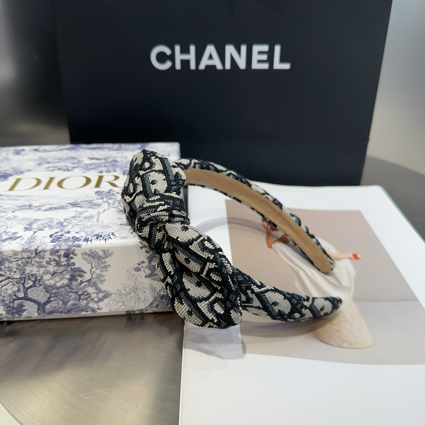 NO:640932,P Comes with packaging box Dior's new CD letter bow headband, simple, practical and fashionable!  A must-have for little fairies...hairpins, hair clips, dior, dior, hairpins19860909P 配包装盒 Dior（迪奥）新款CD字母蝴蝶结发箍,简单实用 时尚潮流！小仙女必备…发夹,发夹,dior,dior,hairpins,accessory