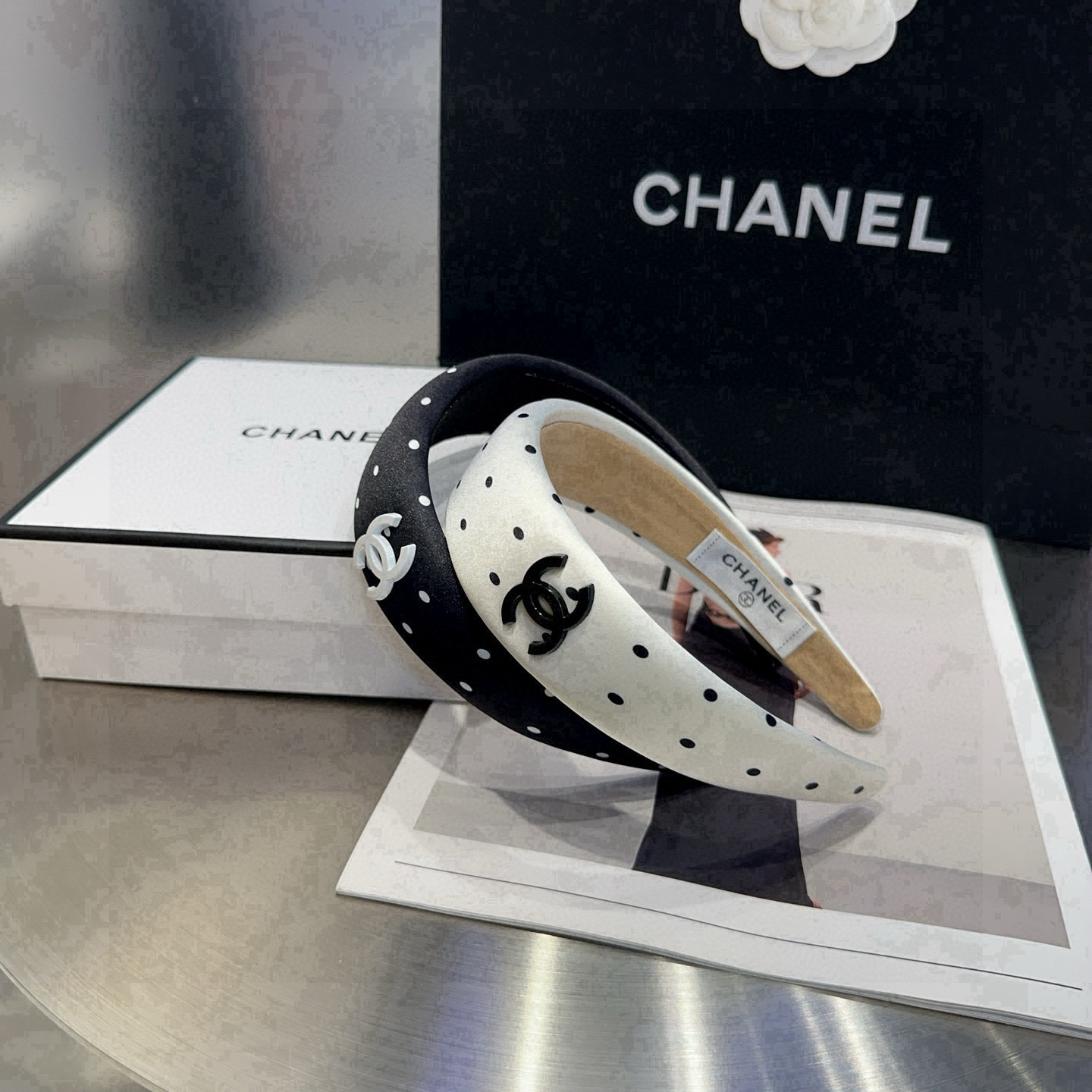 NO:640899,P Comes with a packaging box. Chanel's latest small shampoo dot headband. Simple, practical, and fashionable!  A must-have for little fairies...hairpins, hair clips, chanel, chanel, hairpins19860909P 配包装盒 Chanel (香奈儿)最新小香波点发箍.简单实用,时尚潮流！小仙女必备…发夹,发夹,chanel,chanel,hairpins,accessory