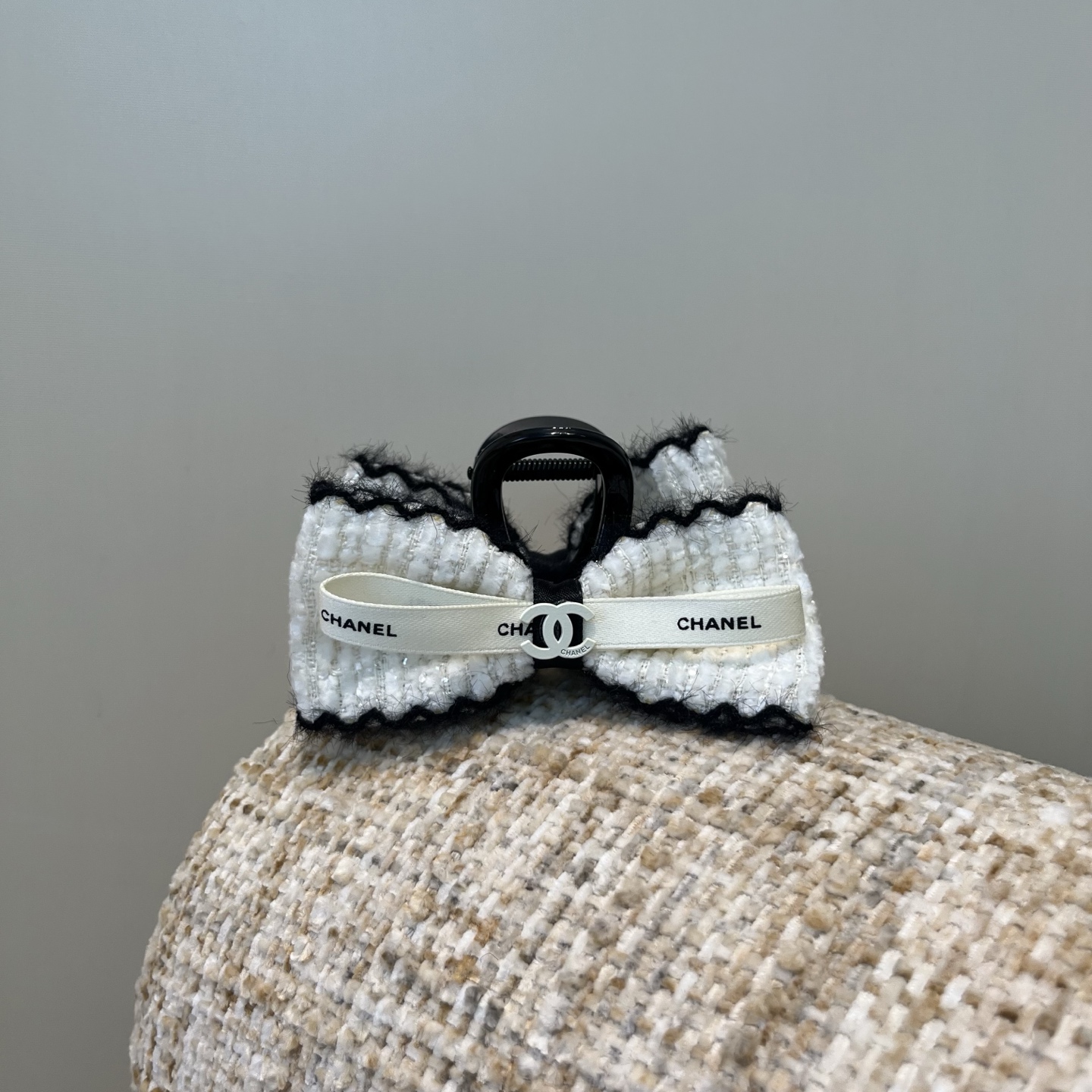 P 65🎁配包装盒
Chanel (香奈儿)最新款小香抓夹，超级好看！名媛范儿十足，小仙女必备&hellip;