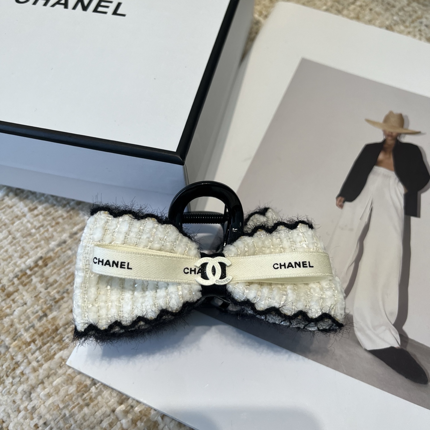 P 65🎁配包装盒
Chanel (香奈儿)最新款小香抓夹，超级好看！名媛范儿十足，小仙女必备&hellip;