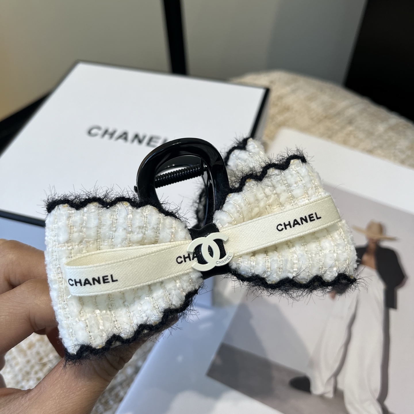 P 65🎁配包装盒
Chanel (香奈儿)最新款小香抓夹，超级好看！名媛范儿十足，小仙女必备&hellip;