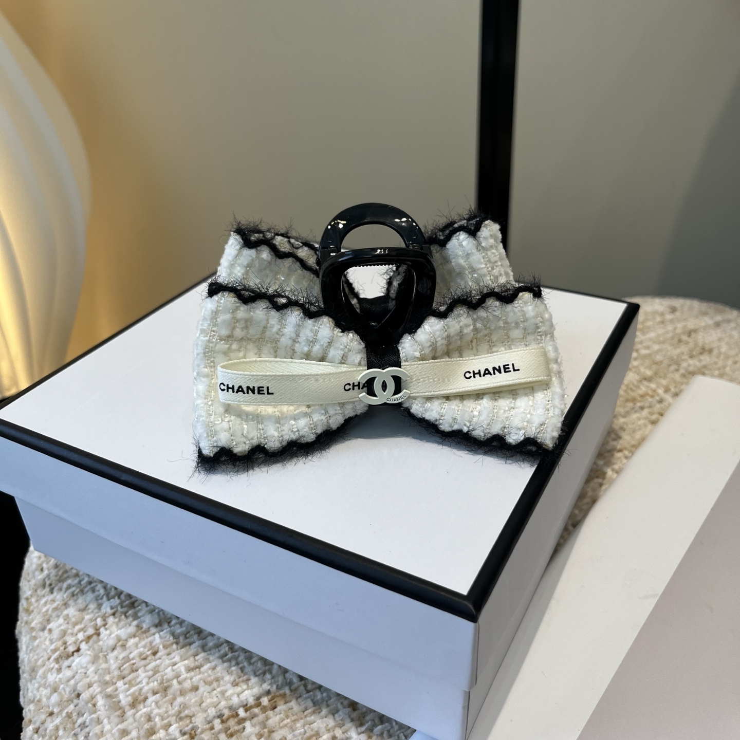 P 65🎁配包装盒
Chanel (香奈儿)最新款小香抓夹，超级好看！名媛范儿十足，小仙女必备&hellip;