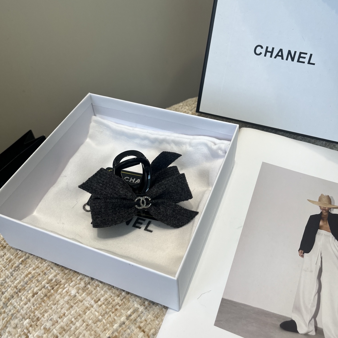 P 60 🎁配包装盒
Chanel (香奈儿)最新款小香爆款抓夹，超级好看！名媛范儿十足，小仙女必备&hellip;