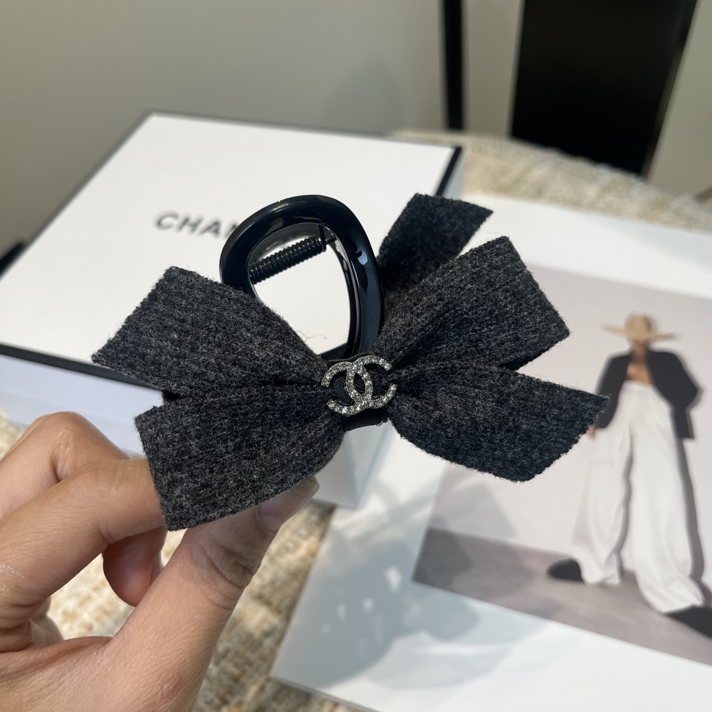 P 60 🎁配包装盒
Chanel (香奈儿)最新款小香爆款抓夹，超级好看！名媛范儿十足，小仙女必备&hellip;