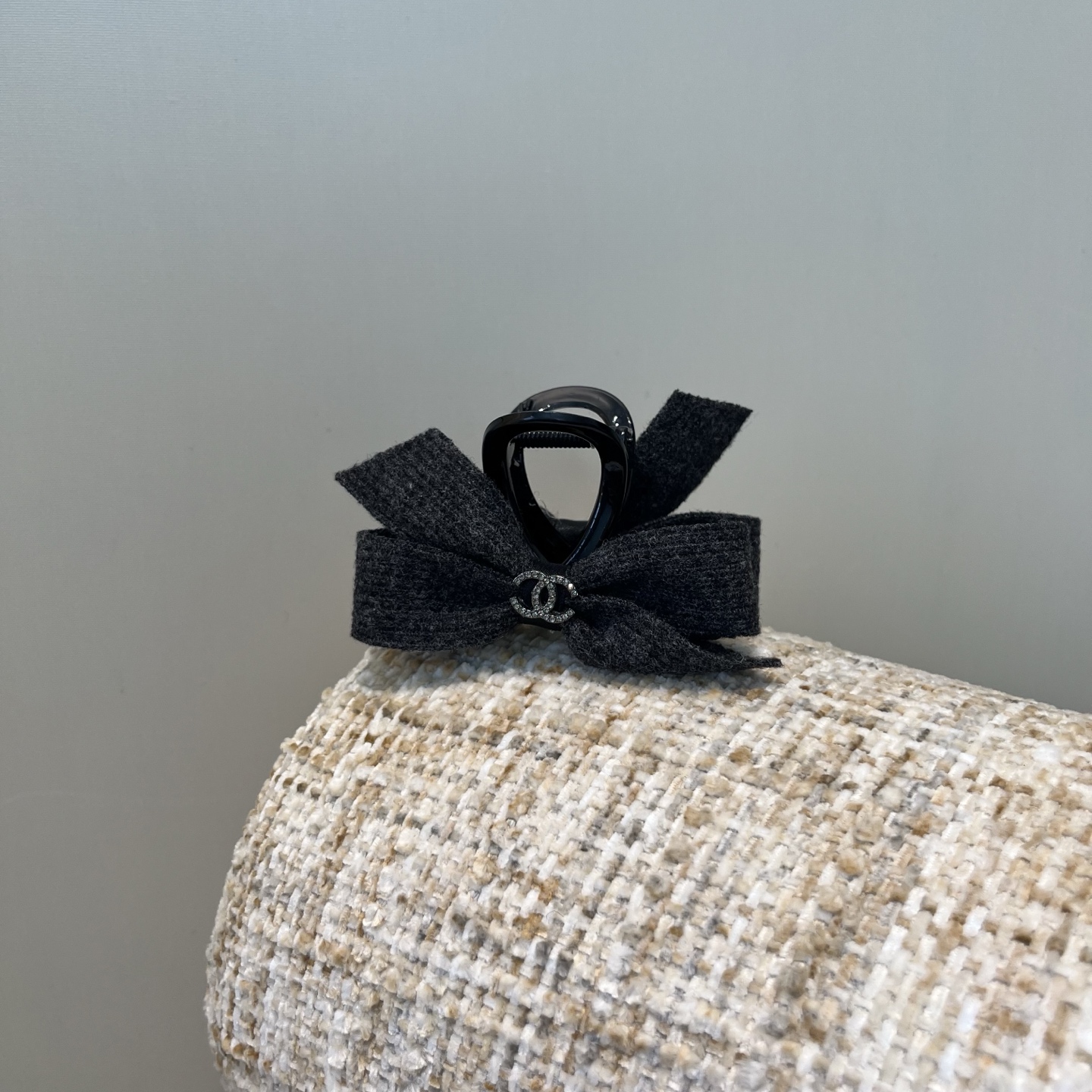 P 60 🎁配包装盒
Chanel (香奈儿)最新款小香爆款抓夹，超级好看！名媛范儿十足，小仙女必备&hellip;