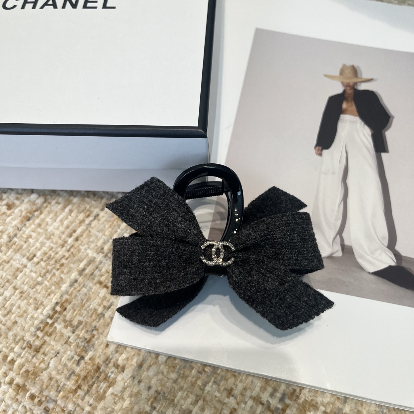 P 60 🎁配包装盒
Chanel (香奈儿)最新款小香爆款抓夹，超级好看！名媛范儿十足，小仙女必备&hellip;