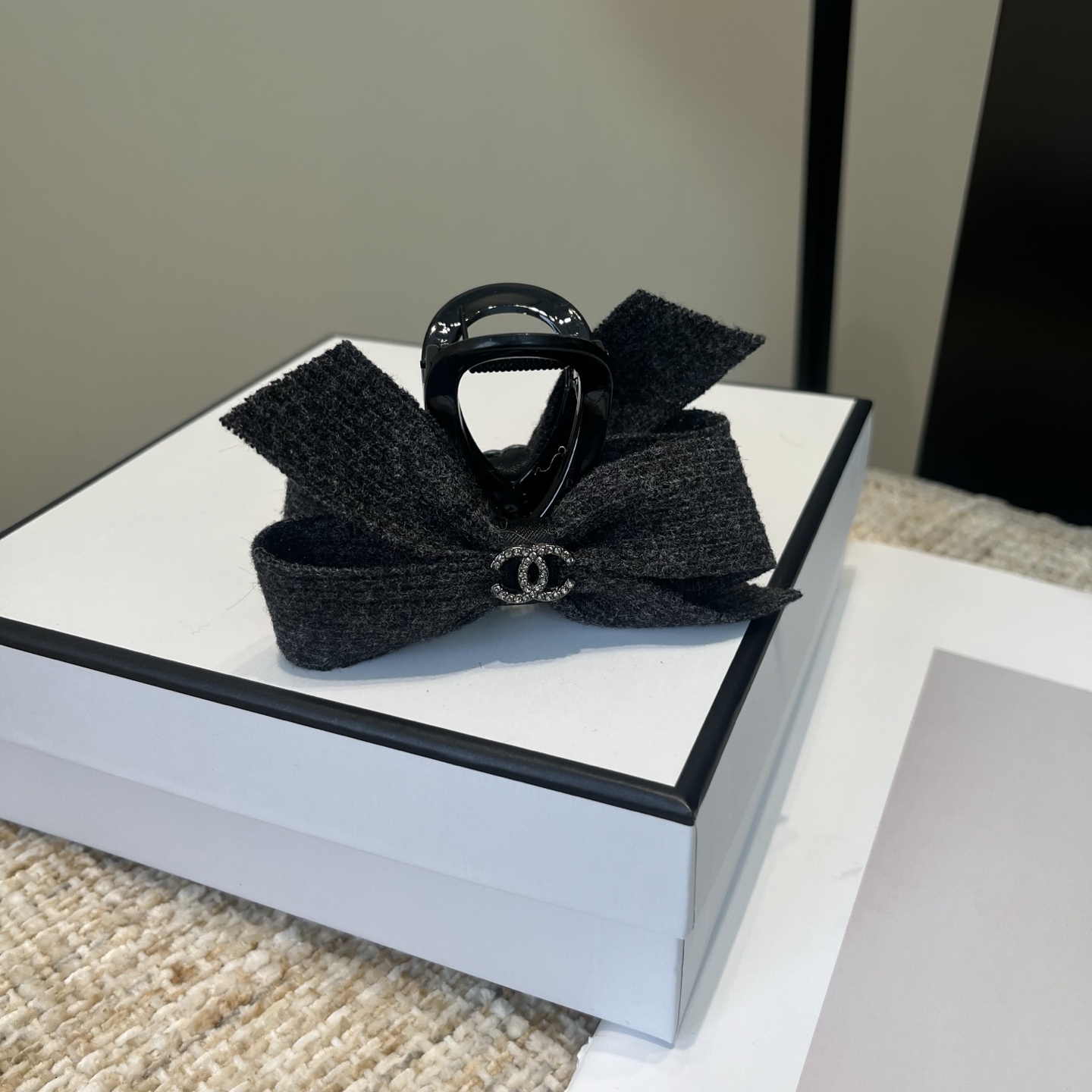 P 60 🎁配包装盒
Chanel (香奈儿)最新款小香爆款抓夹，超级好看！名媛范儿十足，小仙女必备&hellip;