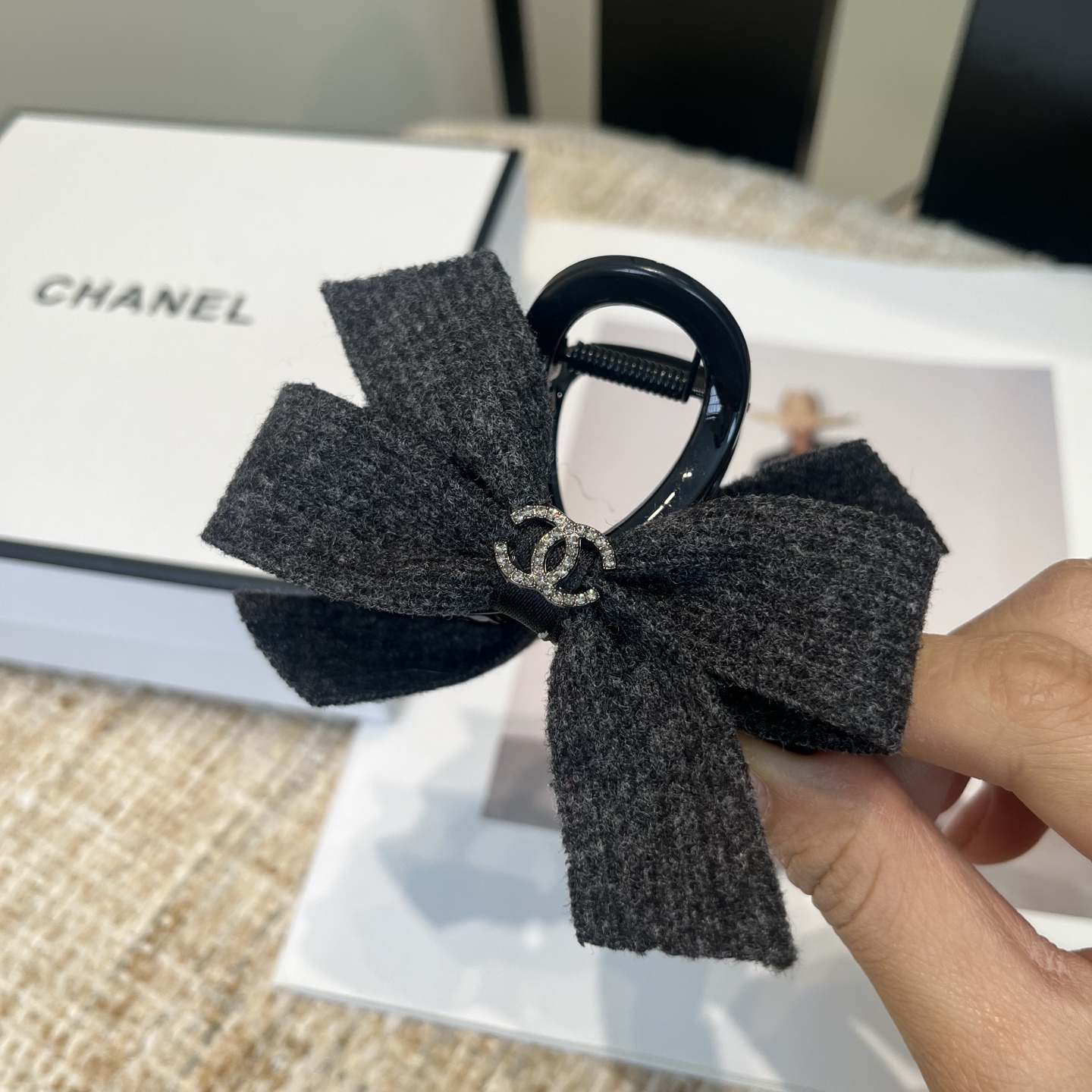 P 60 🎁配包装盒
Chanel (香奈儿)最新款小香爆款抓夹，超级好看！名媛范儿十足，小仙女必备&hellip;