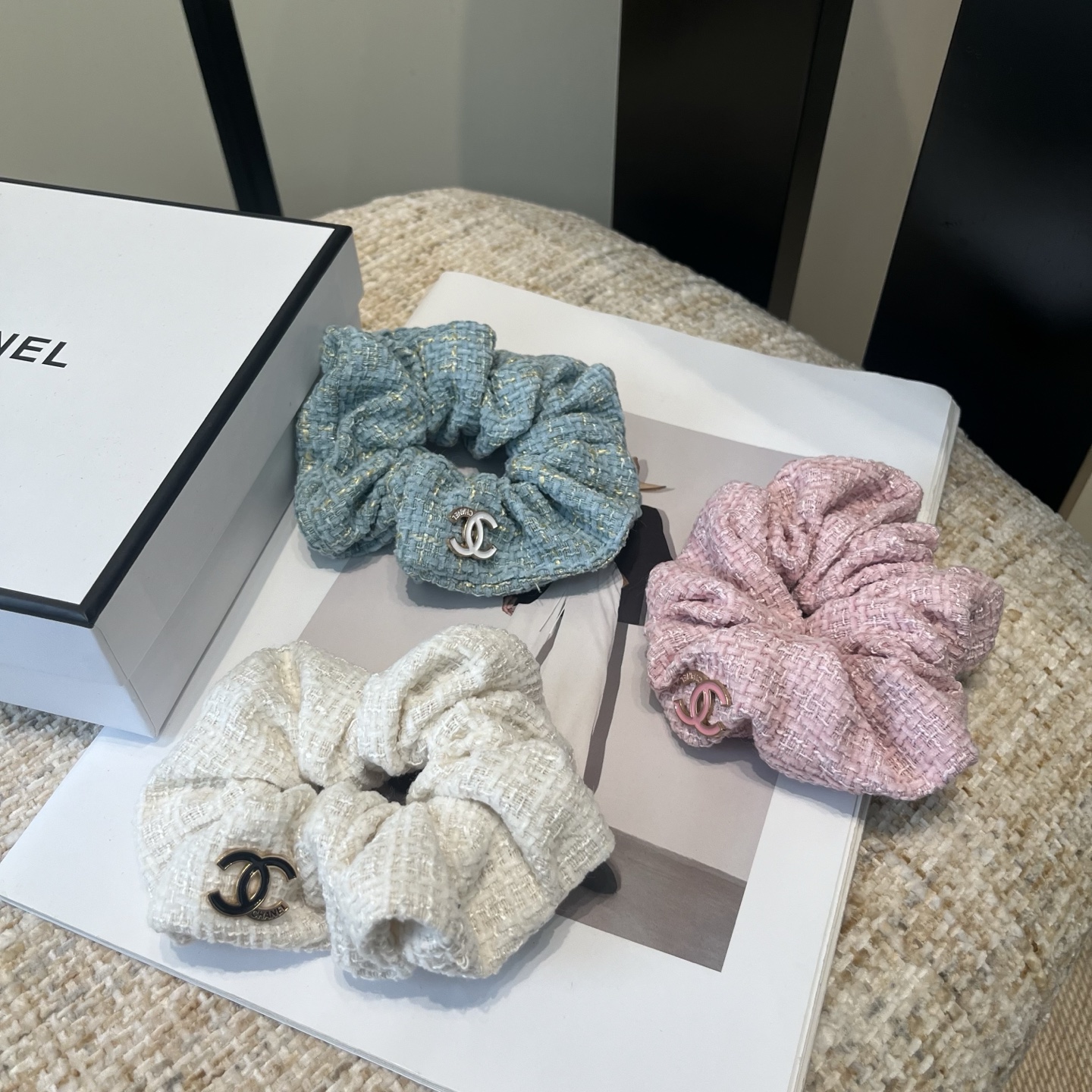 P 60 🎁配包装盒
Chanel (香奈儿)最新款小香爆款发圈，超级好看！名媛范儿十足，小仙女必备&hellip;