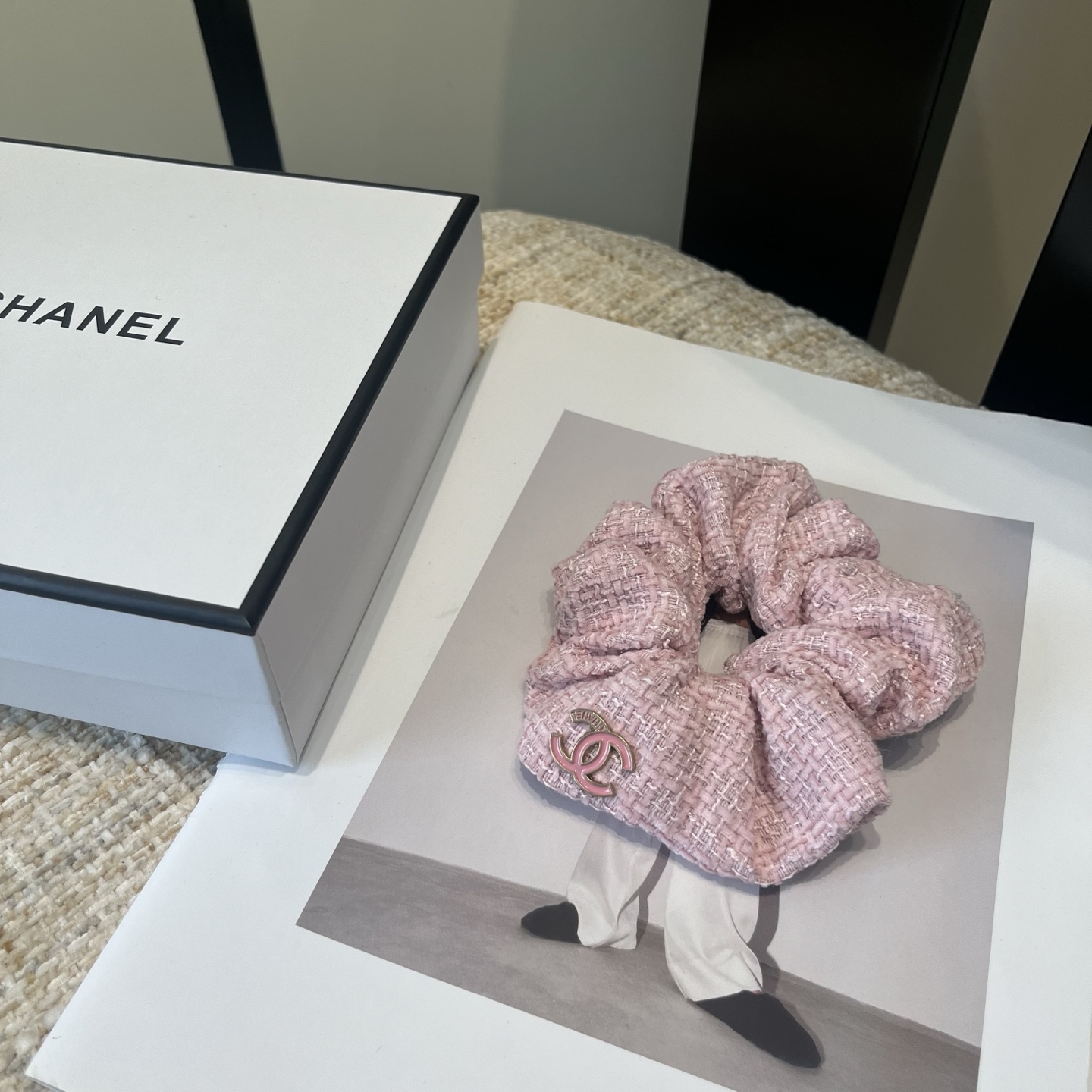 P 60 🎁配包装盒
Chanel (香奈儿)最新款小香爆款发圈，超级好看！名媛范儿十足，小仙女必备&hellip;