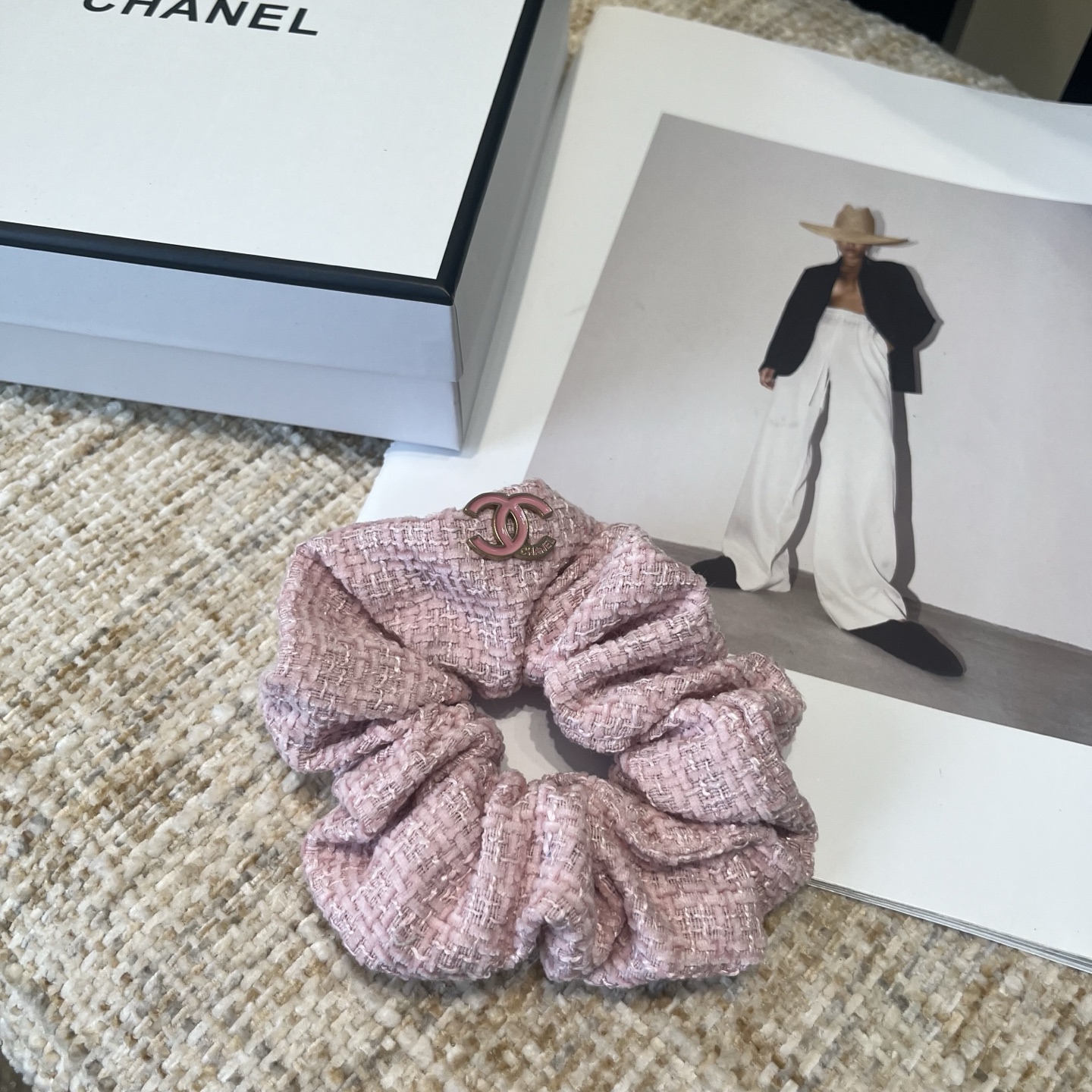 P 60 🎁配包装盒
Chanel (香奈儿)最新款小香爆款发圈，超级好看！名媛范儿十足，小仙女必备&hellip;