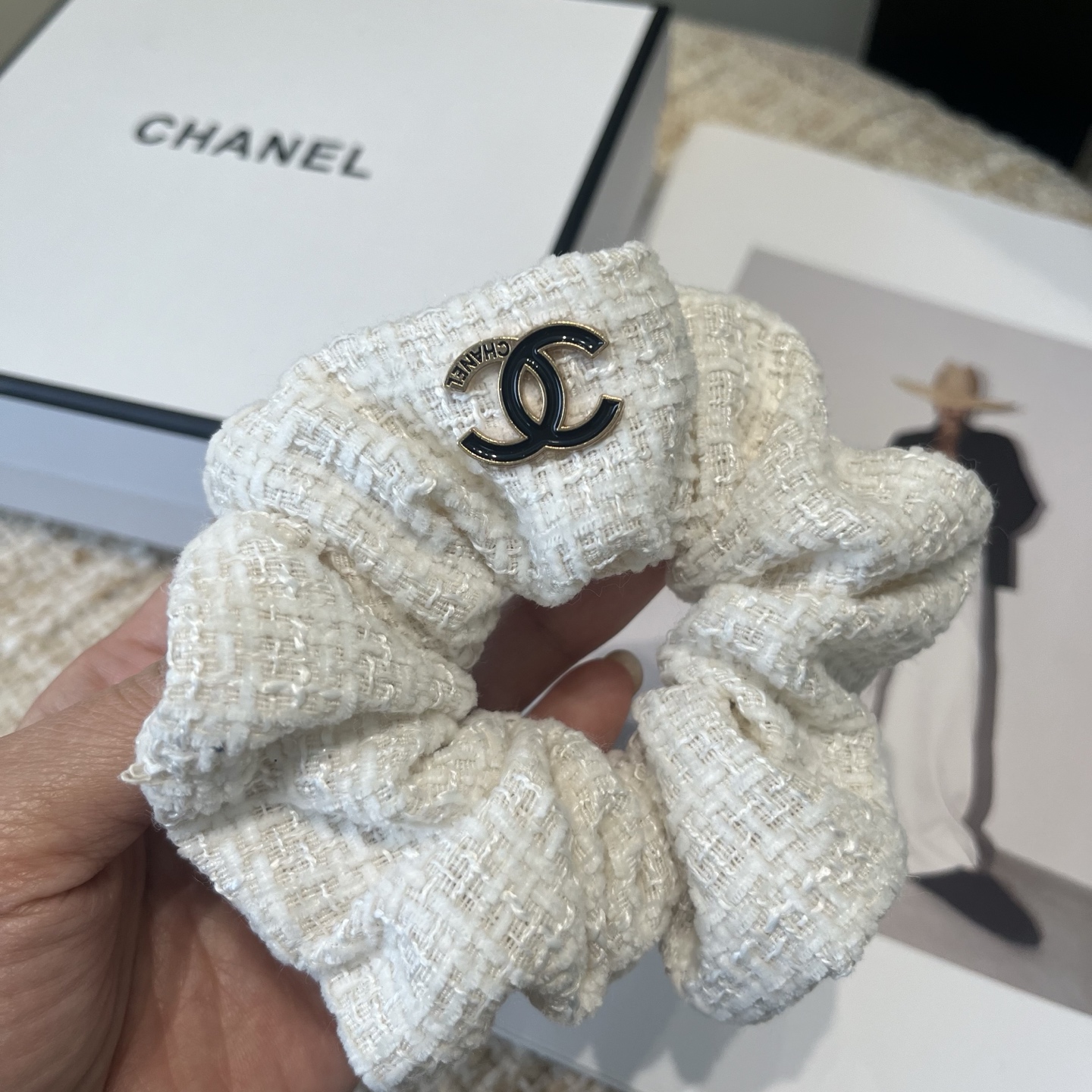 P 60 🎁配包装盒
Chanel (香奈儿)最新款小香爆款发圈，超级好看！名媛范儿十足，小仙女必备&hellip;