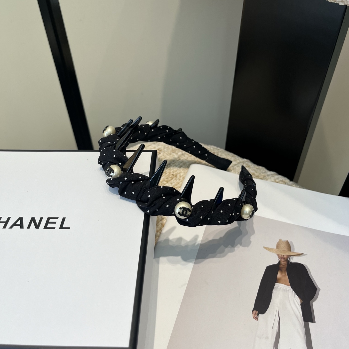 P 65🎁配包装盒
Chanel (香奈儿)最新款小香发箍，超级好看！名媛范儿十足，小仙女必备&hellip;