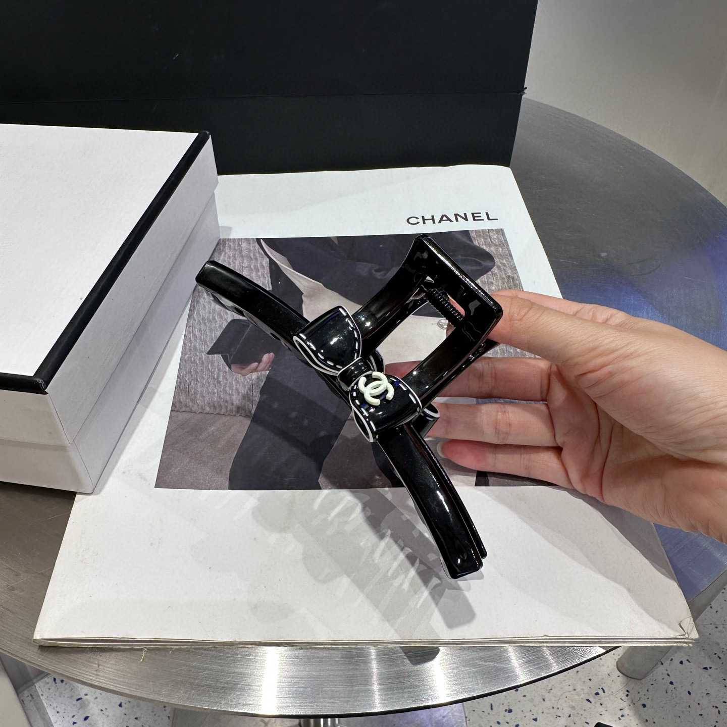 P 60🎁配包装盒
Chanel (香奈儿)最新款小香抓夹．超级好看！名媛范儿十足，小仙女必备&hellip;