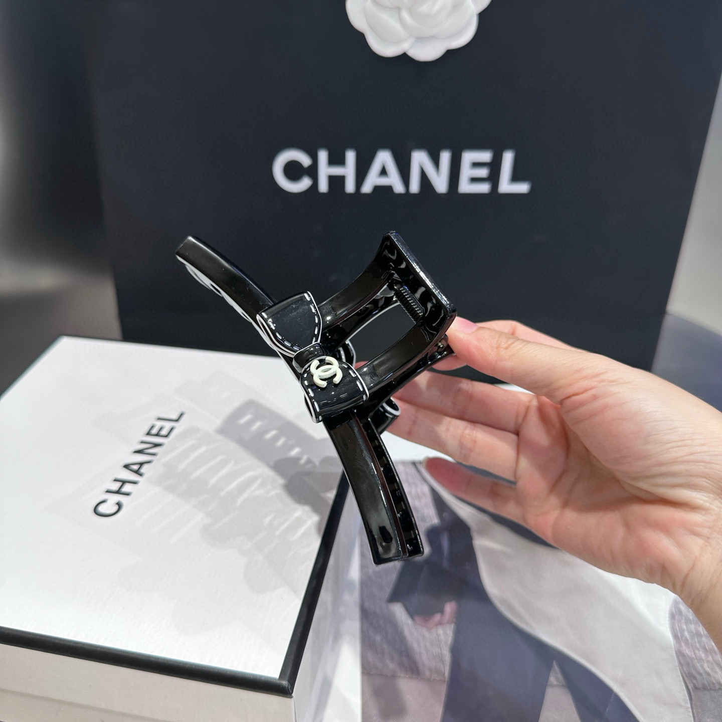 P 60🎁配包装盒
Chanel (香奈儿)最新款小香抓夹．超级好看！名媛范儿十足，小仙女必备&hellip;