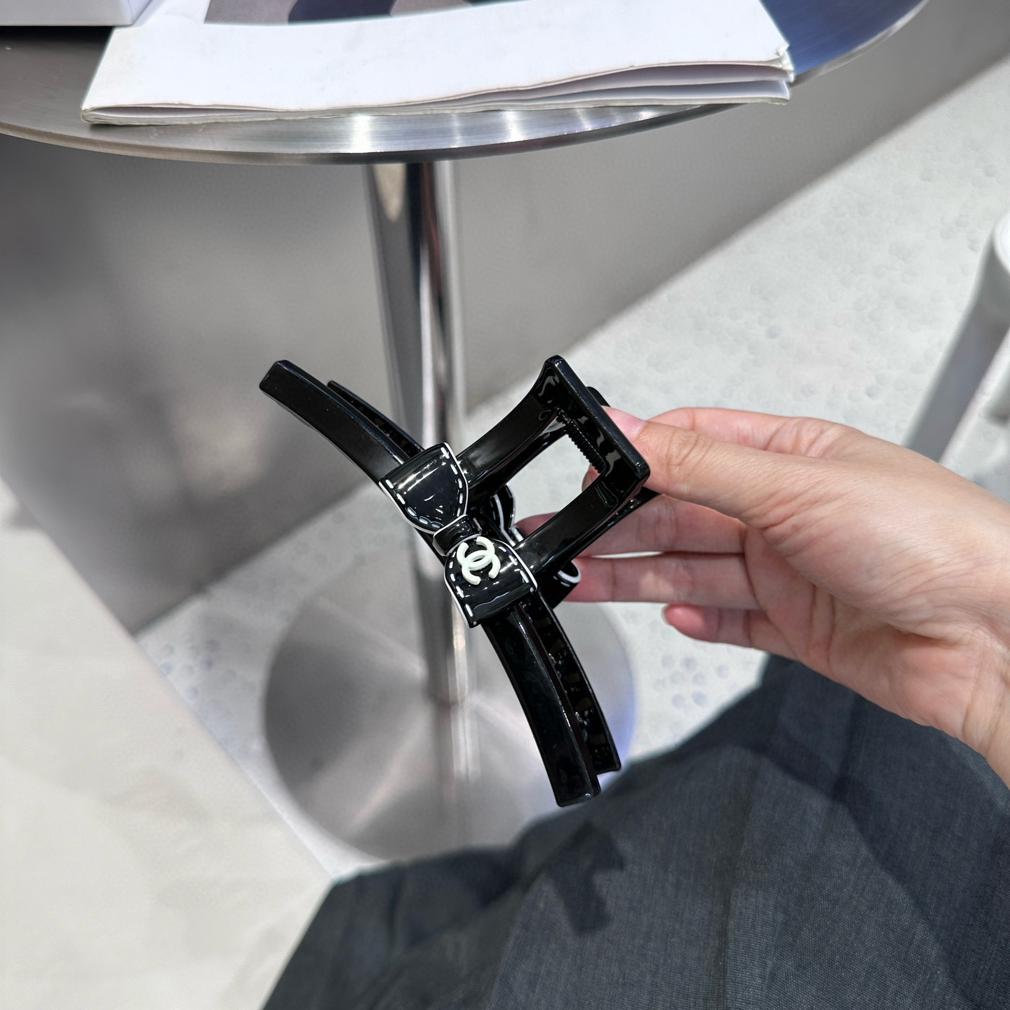 P 60🎁配包装盒
Chanel (香奈儿)最新款小香抓夹．超级好看！名媛范儿十足，小仙女必备&hellip;