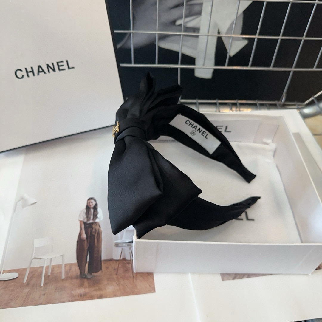 NO:702881,P Comes with a packaging box. Chanel's latest small scented headband, the fabric is super comfortable!  Full of celebrity style, a must-have for little fairies...hairpins, hairpins, chanel, chanel, hairpins19860909P 配包装盒 Chanel (香奈儿)最新款小香发箍,面料超级舒服！名媛范儿十足,小仙女必备…发夹,发夹,chanel,chanel,hairpins,accessory