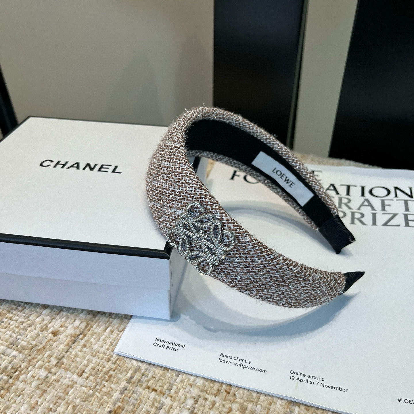 NO:619261,P Comes with packaging box Loewe's new hairband, fashionable, simple and elegant, a must-have item for everyone. Hairpins, hairpins, loewe, loewe, hairpins19860909P 配包装盒 Loewe(罗意威)新款发箍,时尚潮品,简单大方,人手必备单品发夹,发夹,loewe,loewe,hairpins,accessory