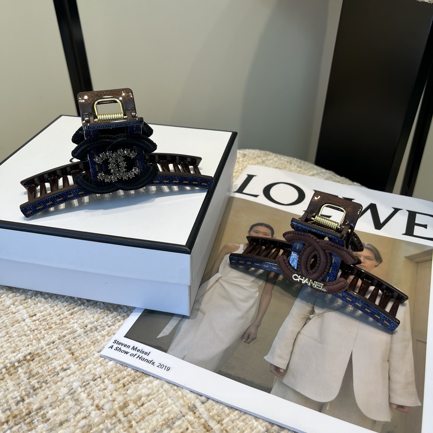 NO:619095,P Comes with a packaging box. Chanel’s latest small fragrance grabber, super pretty!  Full of celebrity style, a must-have for little fairies...hairpins, hairpins, chanel, chanel, hairpins19860909P 配包装盒 Chanel (香奈儿)最新款小香爆款抓夹,超级好看！名媛范儿十足,小仙女必备…发夹,发夹,chanel,chanel,hairpins,accessory