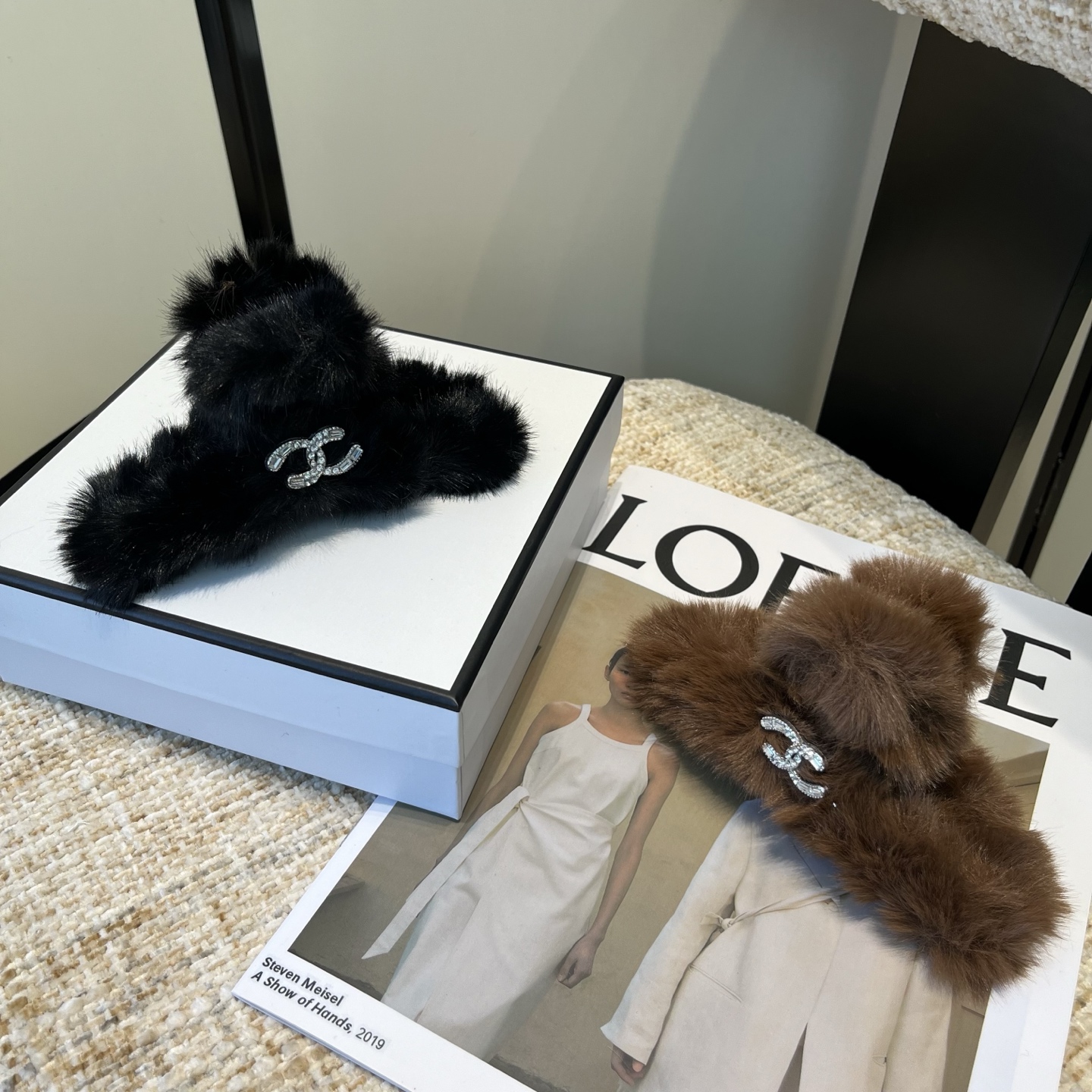 NO:619154,P Comes with a packaging box. Chanel's latest small fragrance grabber, new for autumn and winter, super good-looking!  Full of celebrity style, a must-have for little fairies...hairpins, hairpins, chanel, chanel, hairpins19860909P 配包装盒 Chanel (香奈儿)最新款小香爆款抓夹,秋冬新品,超级好看！名媛范儿十足,小仙女必备…发夹,发夹,chanel,chanel,hairpins,accessory