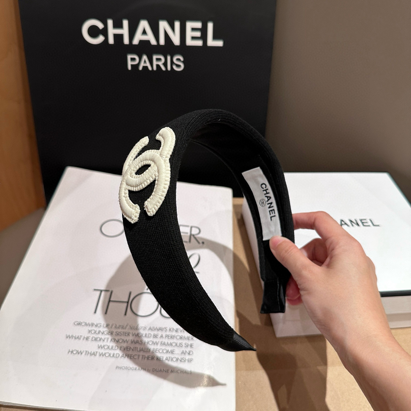 NO:619378,P Comes with a packaging box. Chanel's latest small scented headband, new for autumn and winter!  Super pretty!  Full of celebrity style, a must-have for little fairies...hairpins, hairpins, chanel, chanel, hairpins19860909P 配包装盒 Chanel (香奈儿)最新款小香发箍,秋冬新品！超级好看！名媛范儿十足,小仙女必备…发夹,发夹,chanel,chanel,hairpins,accessory