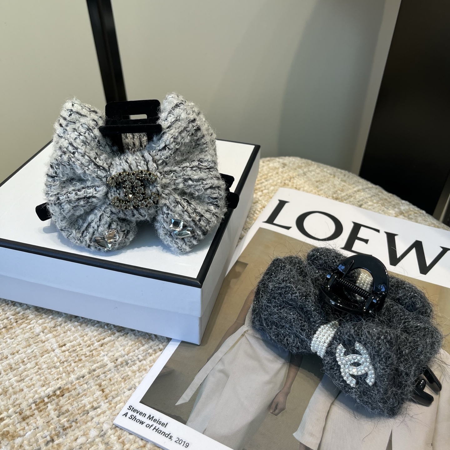 NO:619144,P Comes with a packaging box. Chanel's latest small fragrance grabber, new for autumn and winter, super good-looking!  Full of celebrity style, a must-have for little fairies...hairpins, hairpins, chanel, chanel, hairpins19860909P 配包装盒 Chanel (香奈儿)最新款小香爆款抓夹,秋冬新品,超级好看！名媛范儿十足,小仙女必备…发夹,发夹,chanel,chanel,hairpins,accessory