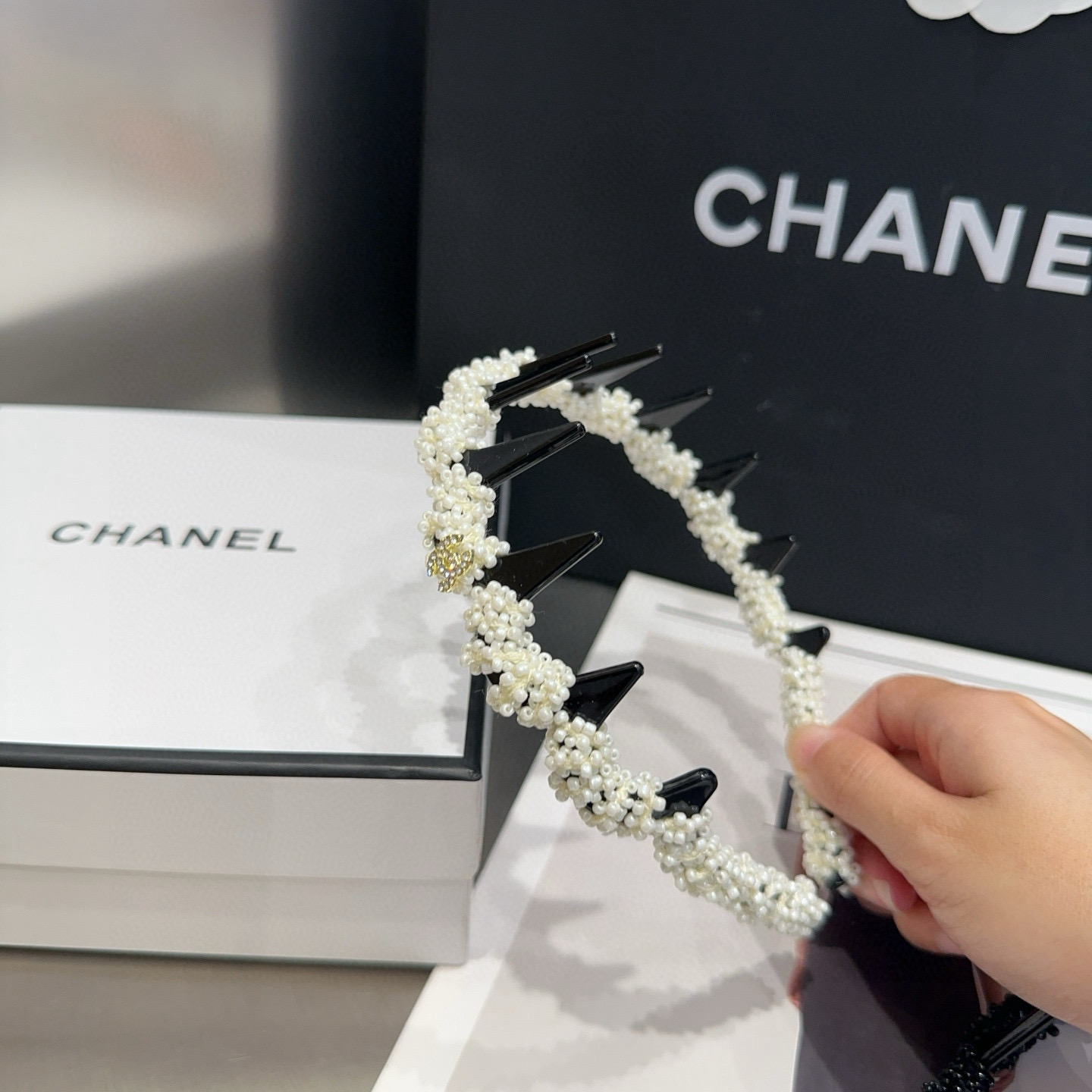 NO:640881,P Comes with a packaging box. Chanel’s latest small scented headband, super pretty!  Full of celebrity style, a must-have for little fairies...hairpins, hairpins, chanel, chanel, hairpins19860909P 配包装盒 Chanel (香奈儿)最新款小香发箍,超级好看！名媛范儿十足,小仙女必备…发夹,发夹,chanel,chanel,hairpins,accessory