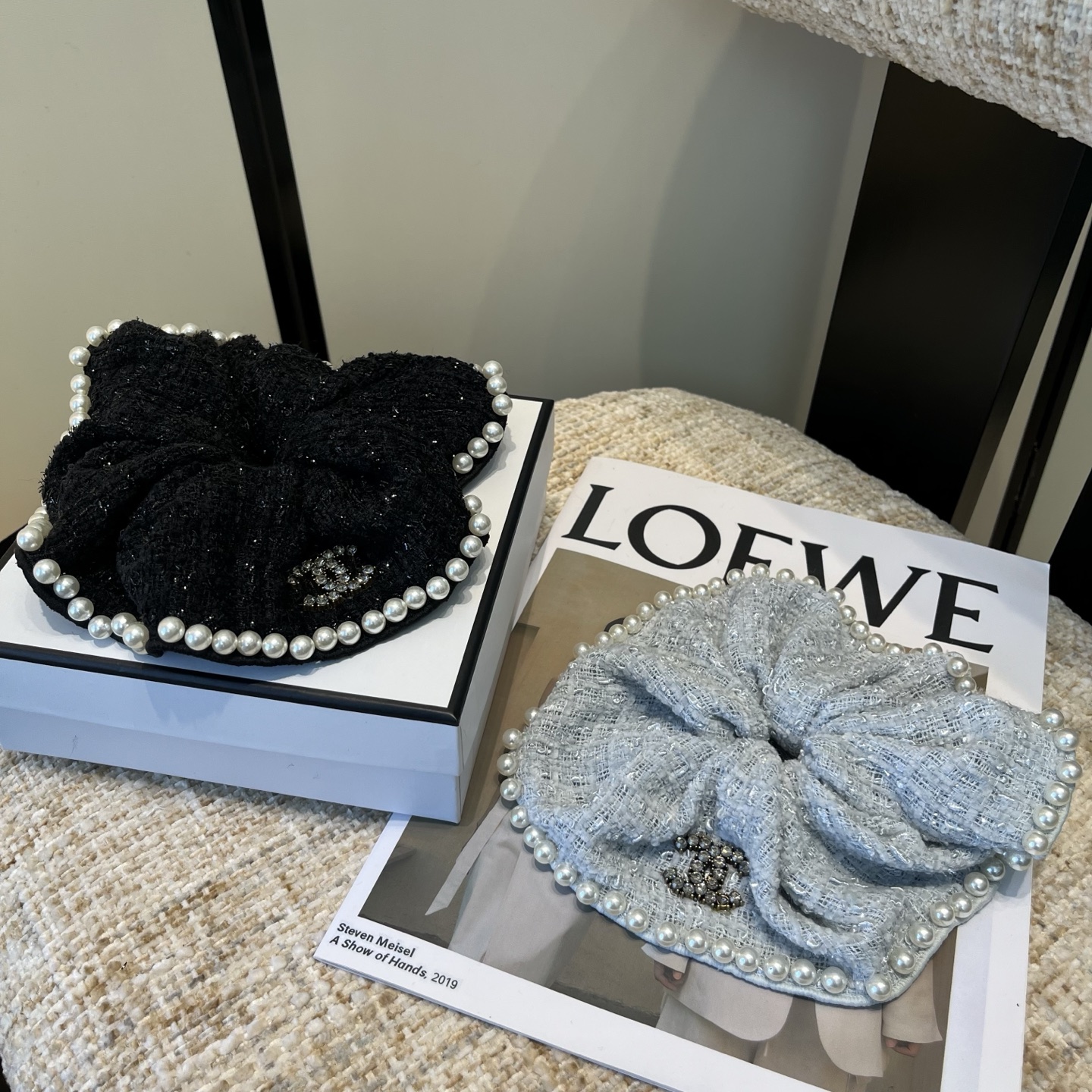 NO:640876,P Comes with a packaging box. Chanel's latest small scented hair tie is simple, practical and fashionable!  A must-have for little fairies...hairpins, hair clips, chanel, chanel, hairpins19860909P 配包装盒 Chanel (香奈儿)最新小香发圈 简单实用,时尚潮流！小仙女必备…发夹,发夹,chanel,chanel,hairpins,accessory