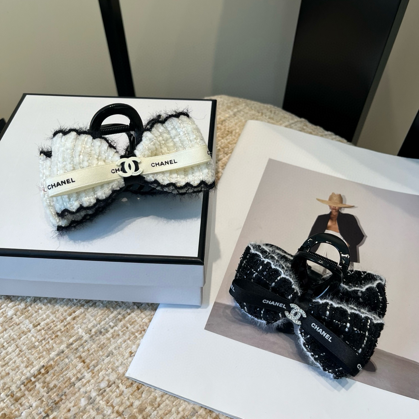 NO:640958,P Comes with a packaging box. Chanel’s latest small fragrance gripper, super pretty!  Full of celebrity style, a must-have for little fairies...hairpins, hairpins, chanel, chanel, hairpins19860909P 配包装盒 Chanel (香奈儿)最新款小香抓夹,超级好看！名媛范儿十足,小仙女必备…发夹,发夹,chanel,chanel,hairpins,accessory