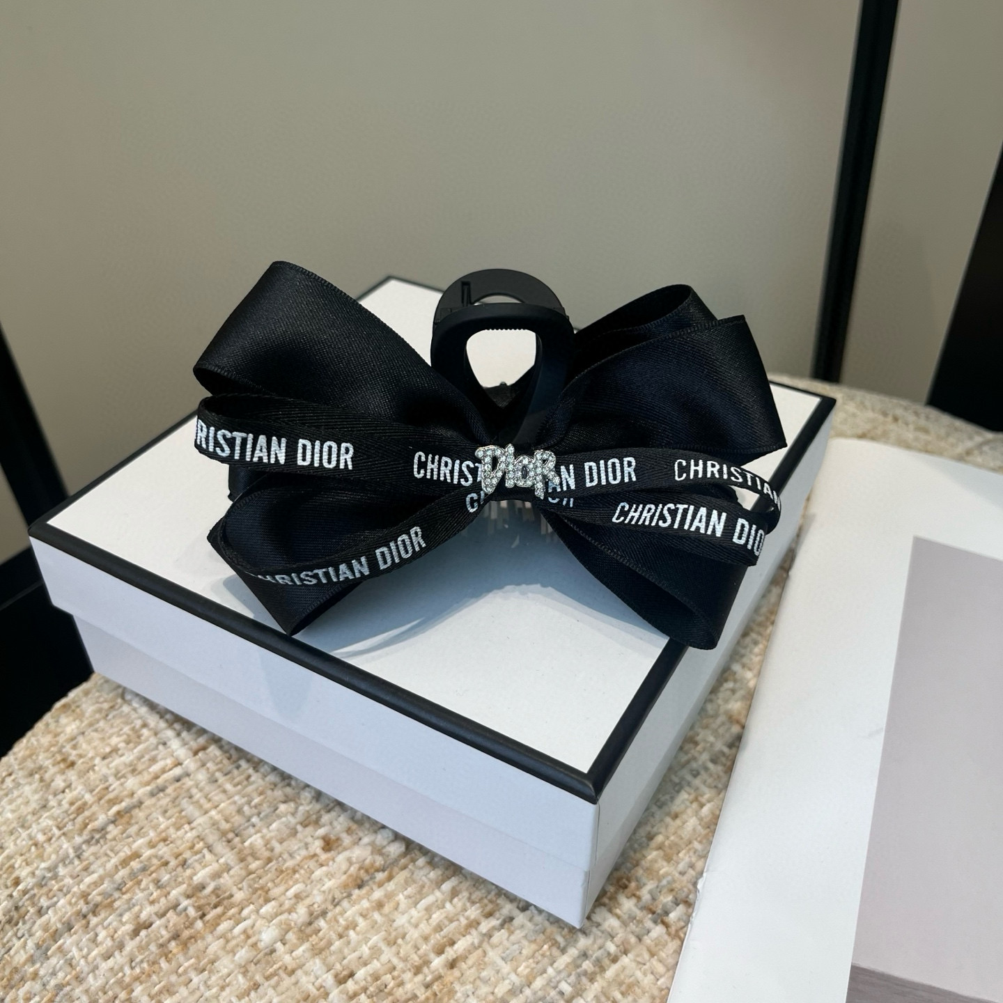 NO:640961,P Comes with packaging box Dior's new CD grabber, simple, practical and fashionable!  Super pretty!  A must-have for little fairies...hairpins, hair clips, dior, dior, hairpins19860909P 配包装盒 Dior（迪奥）新款CD抓夹,简单实用 时尚潮流！超级好看！小仙女必备…发夹,发夹,dior,dior,hairpins,accessory