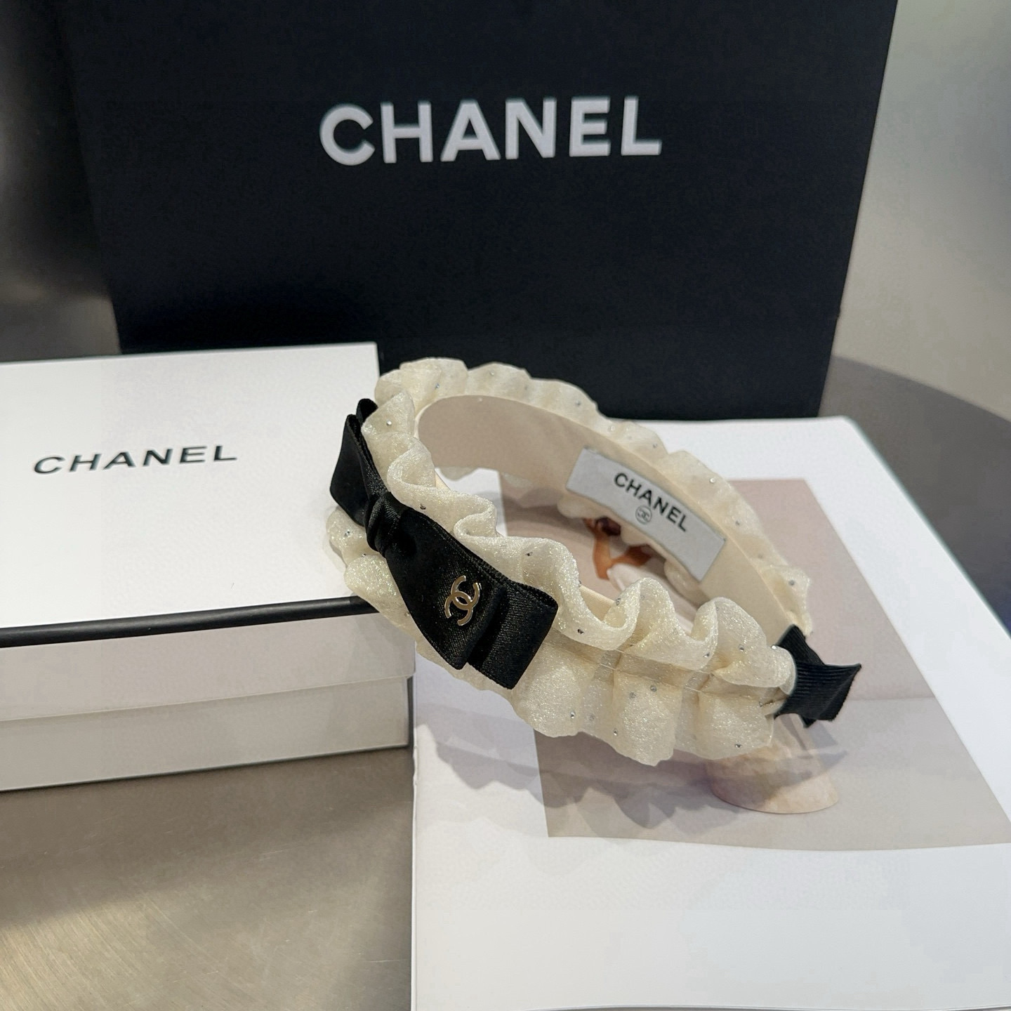 NO:640892,P Comes with a packaging box. Chanel’s latest small scented headband, super pretty!  Full of celebrity style, a must-have for little fairies...hairpins, hairpins, chanel, chanel, hairpins19860909P 配包装盒 Chanel (香奈儿)最新款小香发箍,超级好看！名媛范儿十足,小仙女必备…发夹,发夹,chanel,chanel,hairpins,accessory