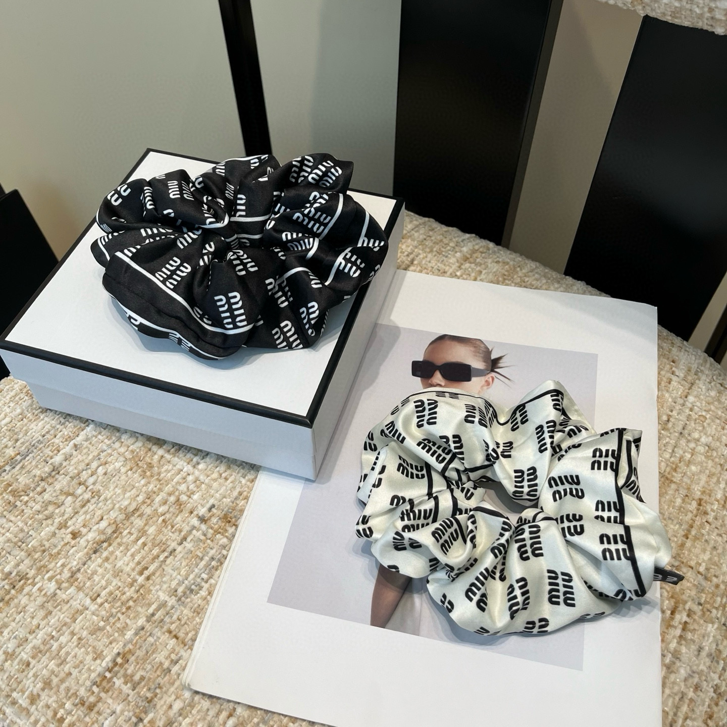 NO:640898,P Comes with packaging box miumiu's new letter hair tie, simple and elegant, practical and versatile, full of ladylike style!  Essential hairpins for little fairies, hairpins, miumiu, hairpins19860909P 配包装盒 miumiu新款字母发圈,简单优雅,实用百搭,名媛范儿十足！小仙女必备发夹,发夹,miumiu,hairpins,accessory