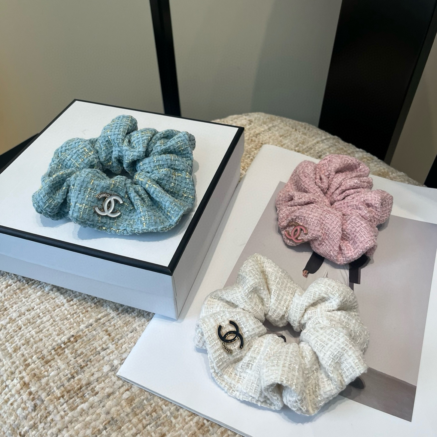 NO:640901,P Comes with a packaging box. Chanel’s latest small and popular style hair tie, super pretty!  Full of celebrity style, a must-have for little fairies...hairpins, hairpins, chanel, chanel, hairpins19860909P 配包装盒 Chanel (香奈儿)最新款小香爆款发圈,超级好看！名媛范儿十足,小仙女必备…发夹,发夹,chanel,chanel,hairpins,accessory