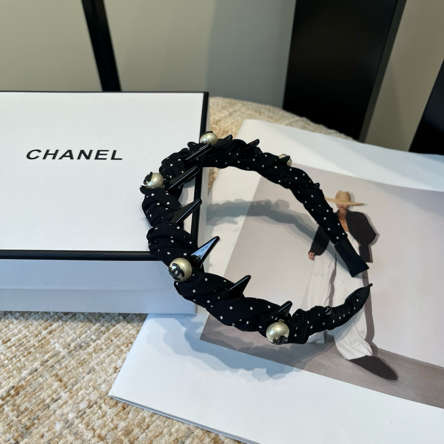 NO:640904,P Comes with a packaging box. Chanel’s latest small scented headband, super pretty!  Full of celebrity style, a must-have for little fairies...hairpins, hairpins, chanel, chanel, hairpins19860909P 配包装盒 Chanel (香奈儿)最新款小香发箍,超级好看！名媛范儿十足,小仙女必备…发夹,发夹,chanel,chanel,hairpins,accessory