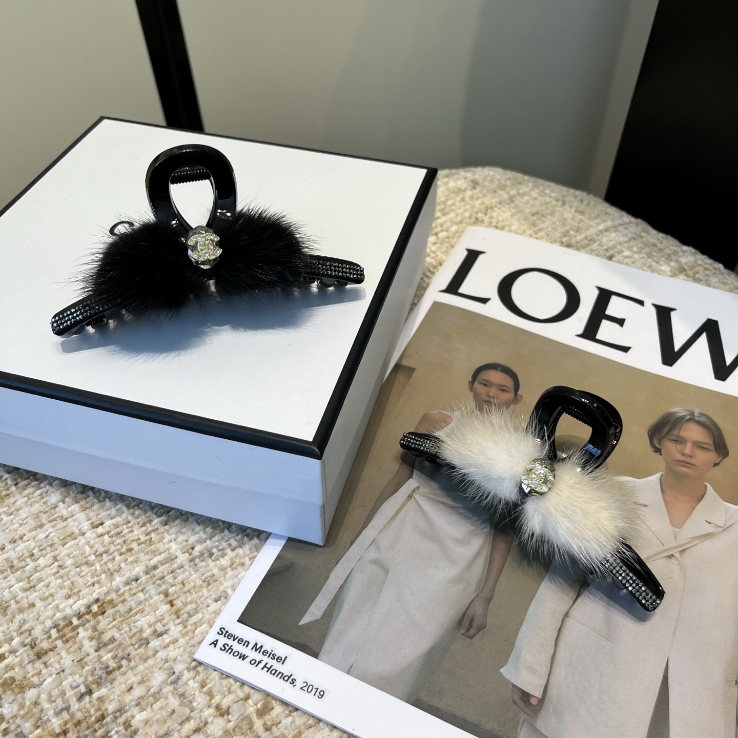 NO:640740,P Comes with a packaging box. Chanel’s latest small fragrance grabber, super pretty!  Full of celebrity style, a must-have for little fairies...hairpins, hairpins, chanel, chanel, hairpins19860909P 配包装盒 Chanel (香奈儿)最新款小香爆款抓夹,超级好看！名媛范儿十足,小仙女必备…发夹,发夹,chanel,chanel,hairpins,accessory