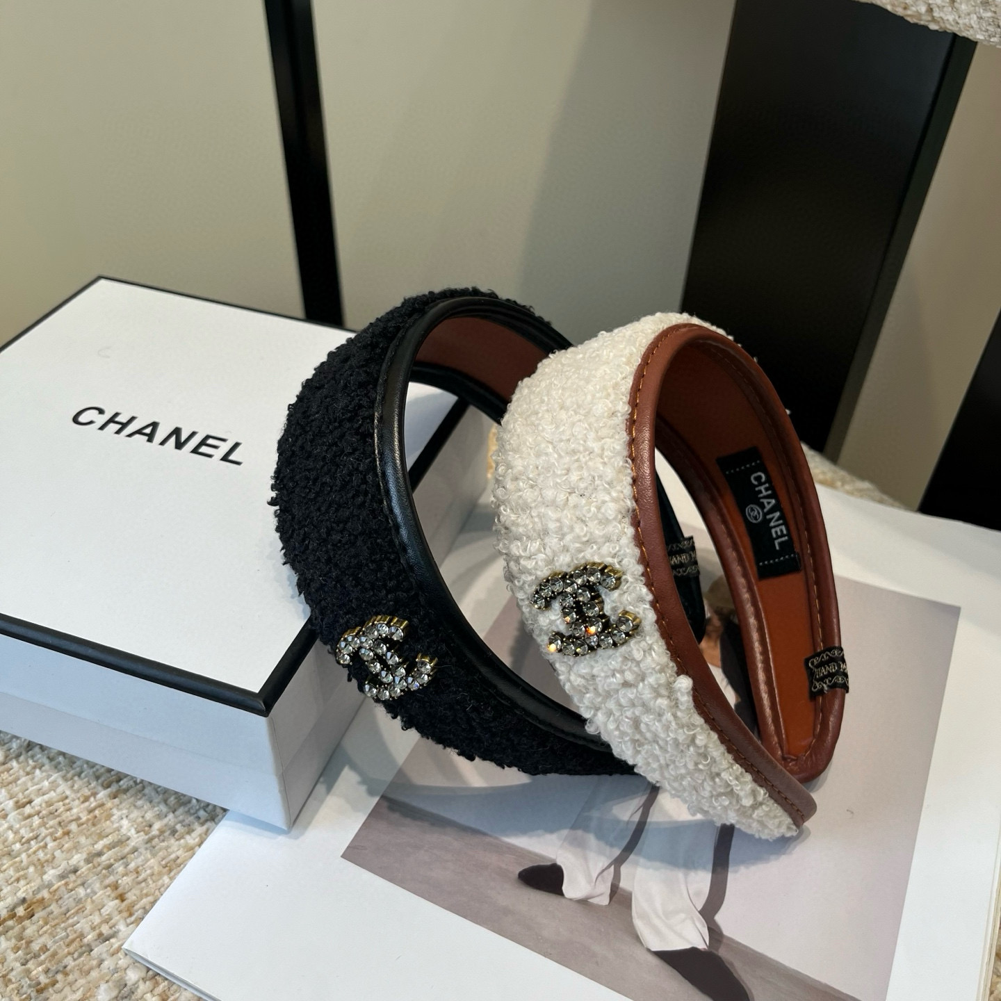 NO:640922,P Comes with a packaging box. Chanel's latest small scented headband, new for autumn and winter, super pretty!  Full of ladylike style, a must-have for little fairies... hairpins, hairpins, chanel, chanel, hairpins19860909P 配包装盒 Chanel (香奈儿)最新款小香发箍,秋冬新款,超级好看！名媛范儿十足,小仙女必备… 发夹,发夹,chanel,chanel,hairpins,accessory