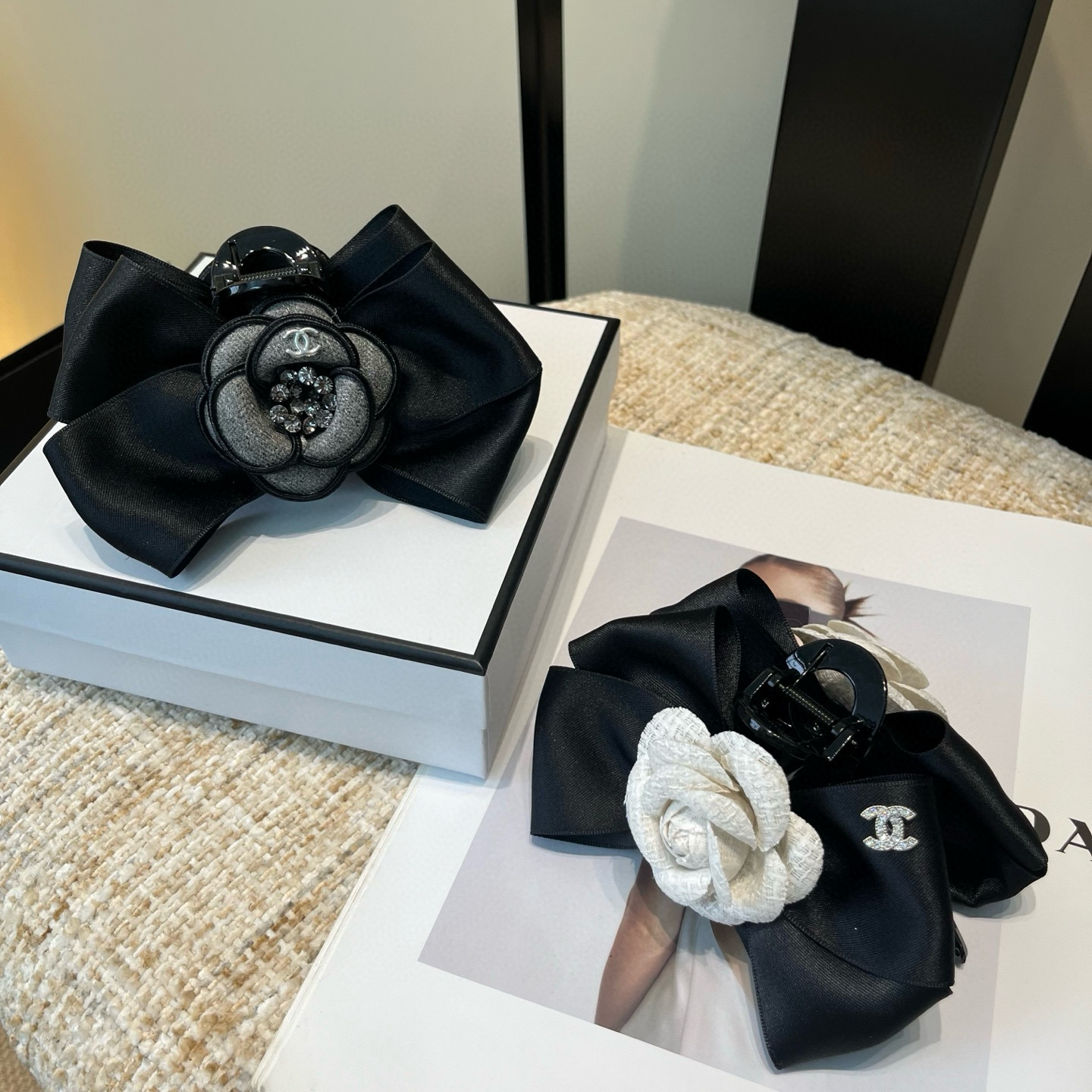 NO:640765,P Comes with a packaging box. Chanel's latest small fragrant camellia gripper, super beautiful!  Full of celebrity style, a must-have for little fairies...hairpins, hairpins, chanel, chanel, hairpins19860909P 配包装盒 Chanel (香奈儿)最新款小香山茶花抓夹,超级好看！名媛范儿十足,小仙女必备…发夹,发夹,chanel,chanel,hairpins,accessory