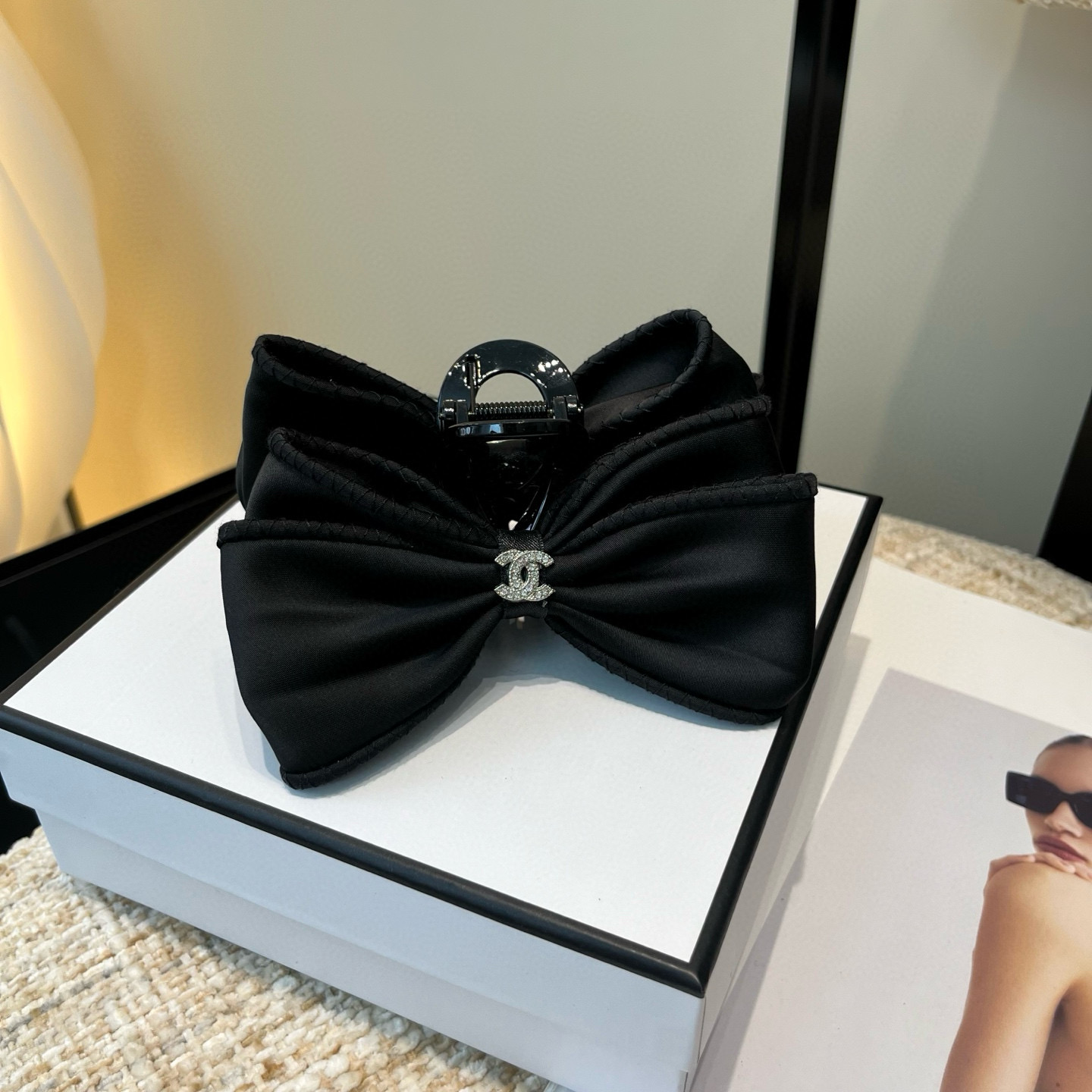 NO:640768,P Comes with a packaging box. Chanel's new small fragrance gripper, it's so beautiful!  Goddess must wear hairpins, hairpins, chanel, chanel, hairpins19860909P 配包装盒 Chanel (香奈儿)新款小香抓夹,实在太美了！女神必入哦发夹,发夹,chanel,chanel,hairpins,accessory